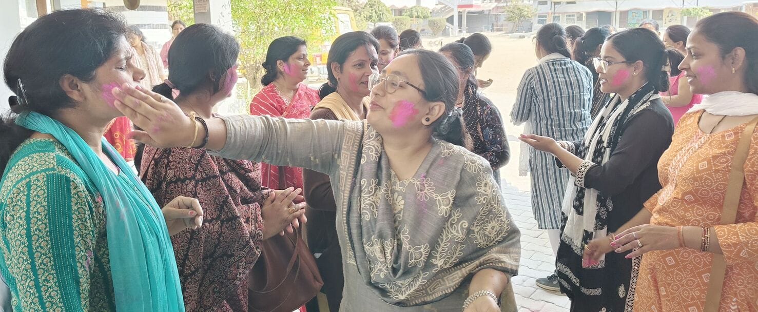 23-गुप्तारघाट में दुपहरिया क्लब की ओर से आयोजित होली के कार्यक्रम में एक दूसरे को गुलाल लगाते 