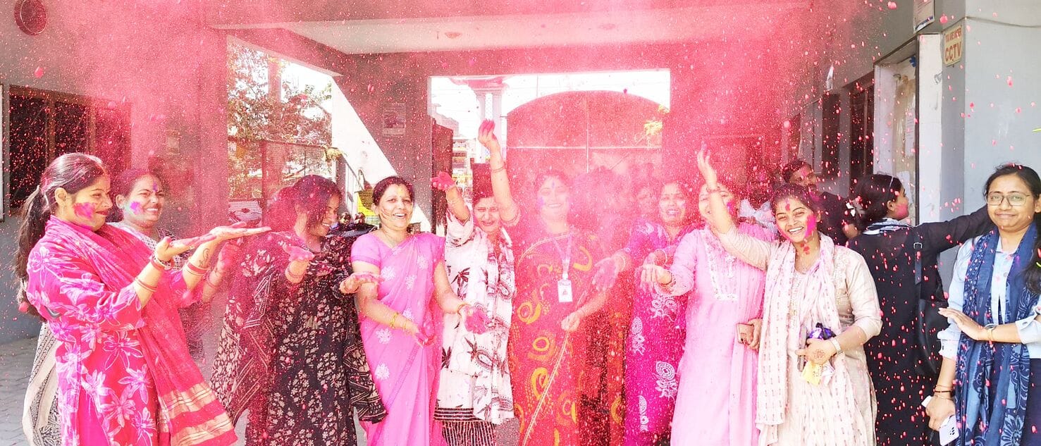 23-गुप्तारघाट में दुपहरिया क्लब की ओर से आयोजित होली के कार्यक्रम में एक दूसरे को गुलाल लगाते 