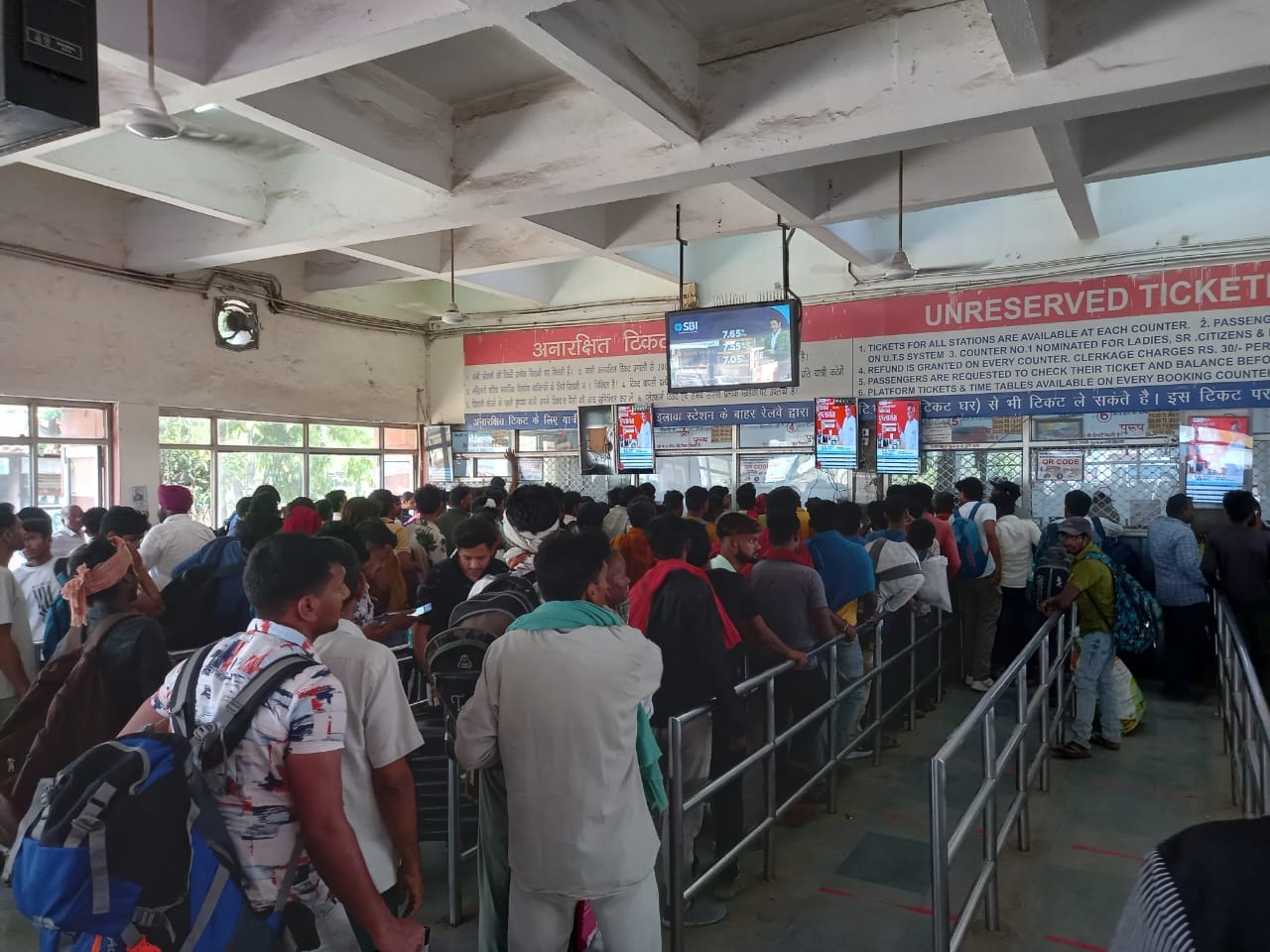 अंबाला कैंट रेलवे स्टेशन पर आई आम्रपाली में यात्रियों को चढ़ाने में मदद करते आरपीएफ कर्मचारी। स अंबाला कैंट रेलवे स्टेशन पर आई आम्रपाली में यात्रियों को चढ़ाने में मदद करते आरपीएफ कर्मचारी। स