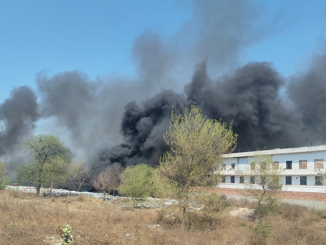 अंतरराष्ट्रीय बागवानी मंडी में आग लगने से जला टीनशेड से बना लेबर क्वार्टर। संवाद अंतरराष्ट्रीय बागवानी मंडी में आग लगने से जला टीनशेड से बना लेबर क्वार्टर। संवाद