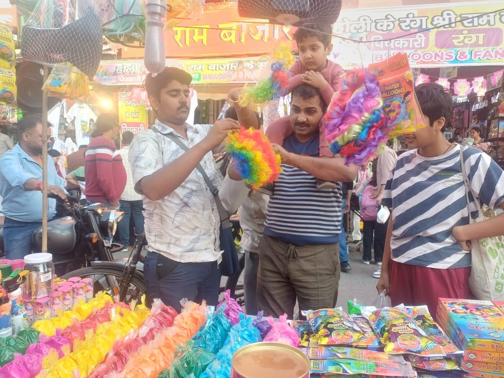 बिग और मास्क दिखाता दुकानदार। संवाद बिग और मास्क दिखाता दुकानदार। संवाद