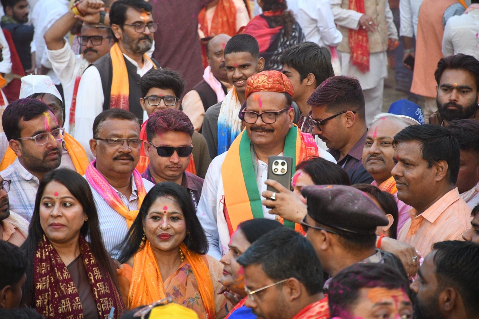भाजपा नेता एवं रक्षामंत्री राजनाथ सिंह के पुत्र नीरज सिंह की ओर से समारोह का आयोजन किया गया। भाजपा नेता एवं रक्षामंत्री राजनाथ सिंह के पुत्र नीरज सिंह की ओर से समारोह का आयोजन किया गया।
