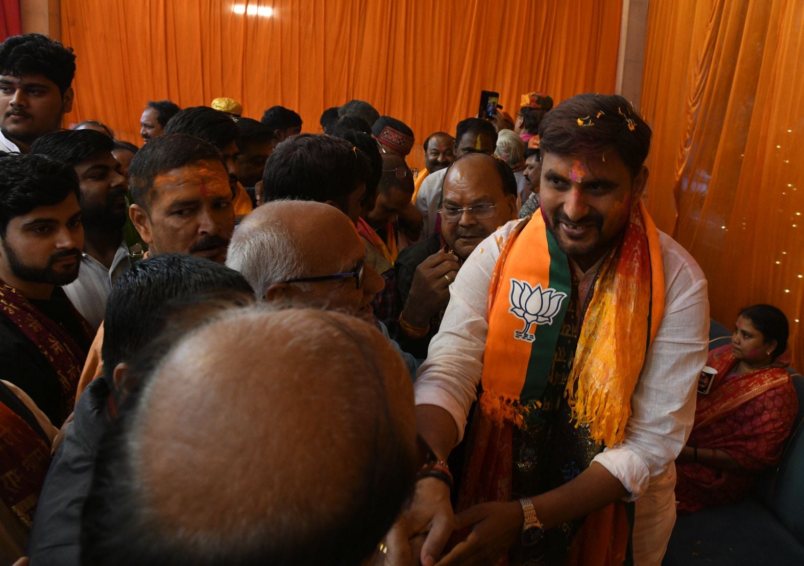 भाजपा नेता एवं रक्षामंत्री राजनाथ सिंह के पुत्र नीरज सिंह की ओर से समारोह का आयोजन किया गया। भाजपा नेता एवं रक्षामंत्री राजनाथ सिंह के पुत्र नीरज सिंह की ओर से समारोह का आयोजन किया गया।