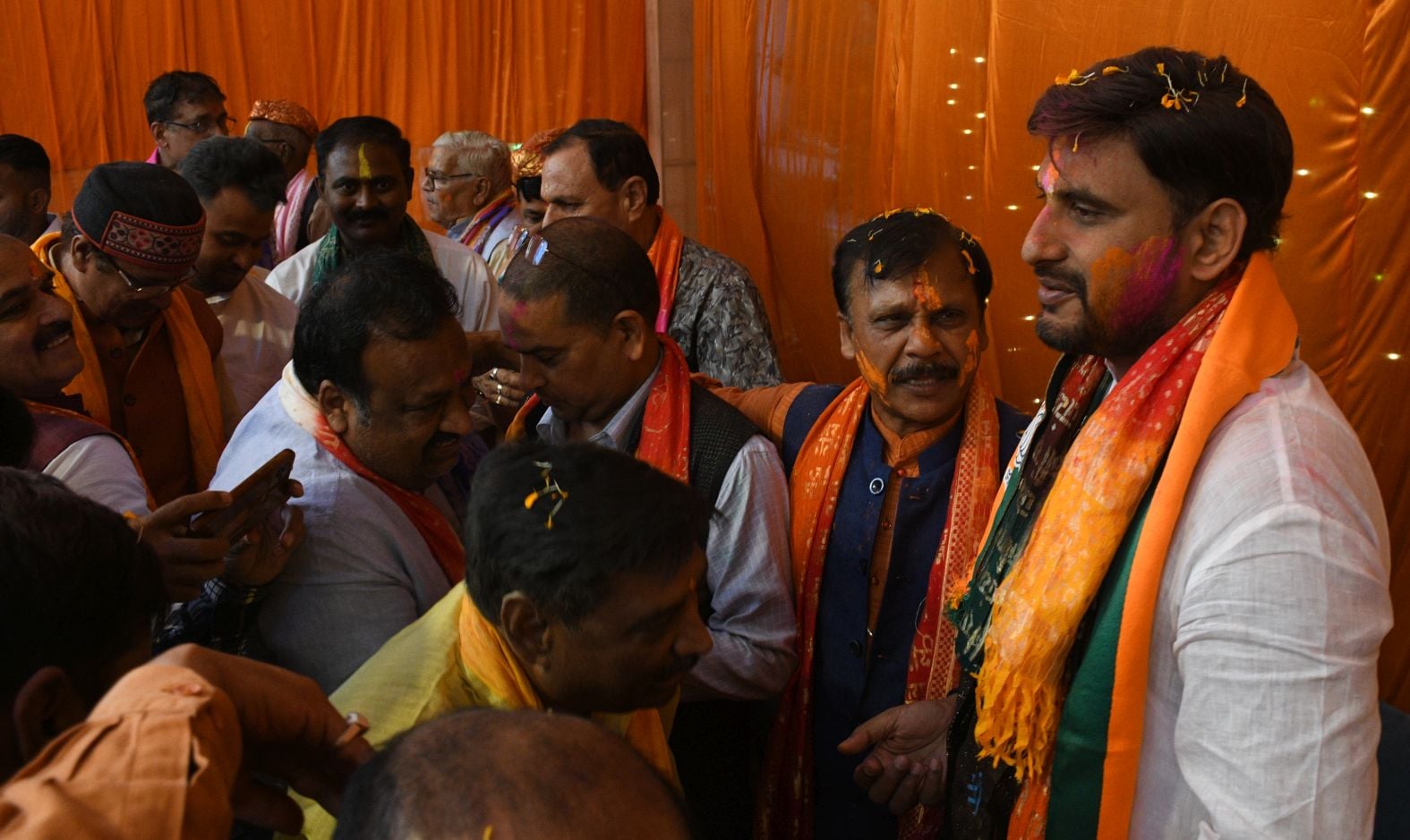 भाजपा नेता एवं रक्षामंत्री राजनाथ सिंह के पुत्र नीरज सिंह की ओर से समारोह का आयोजन किया गया। भाजपा नेता एवं रक्षामंत्री राजनाथ सिंह के पुत्र नीरज सिंह की ओर से समारोह का आयोजन किया गया।