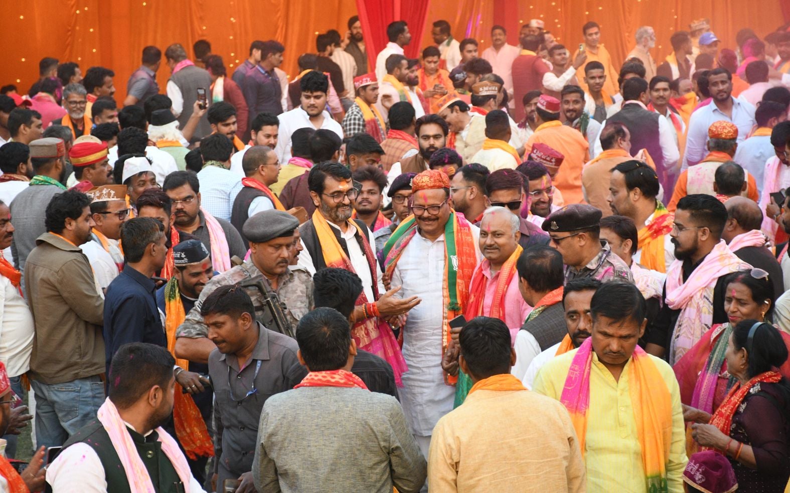 भाजपा नेता एवं रक्षामंत्री राजनाथ सिंह के पुत्र नीरज सिंह की ओर से समारोह का आयोजन किया गया। भाजपा नेता एवं रक्षामंत्री राजनाथ सिंह के पुत्र नीरज सिंह की ओर से समारोह का आयोजन किया गया।