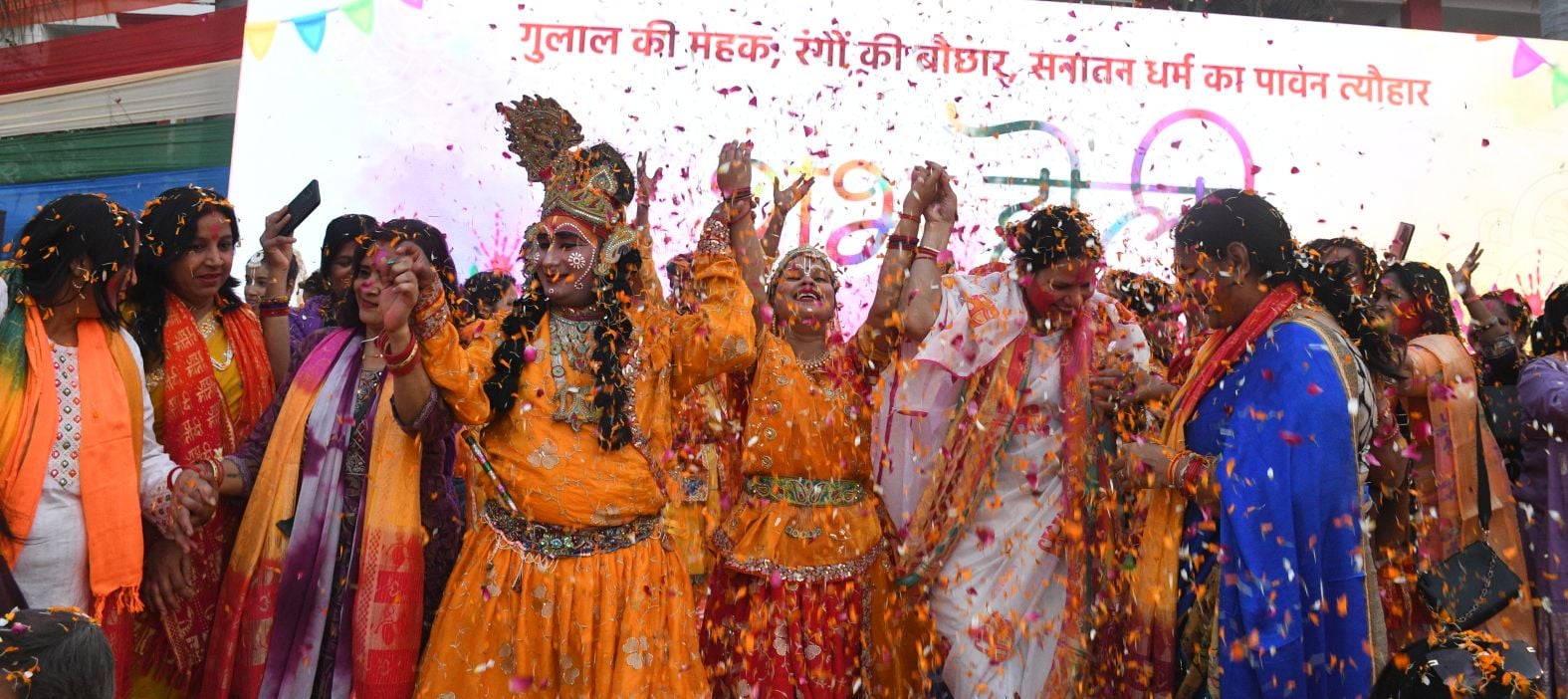 भाजपा नेता एवं रक्षामंत्री राजनाथ सिंह के पुत्र नीरज सिंह की ओर से समारोह का आयोजन किया गया। भाजपा नेता एवं रक्षामंत्री राजनाथ सिंह के पुत्र नीरज सिंह की ओर से समारोह का आयोजन किया गया।