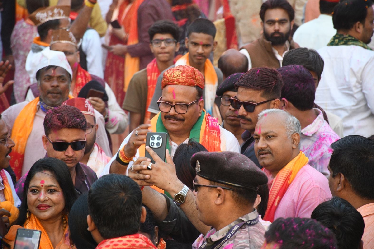 भाजपा नेता एवं रक्षामंत्री राजनाथ सिंह के पुत्र नीरज सिंह की ओर से समारोह का आयोजन किया गया। भाजपा नेता एवं रक्षामंत्री राजनाथ सिंह के पुत्र नीरज सिंह की ओर से समारोह का आयोजन किया गया।