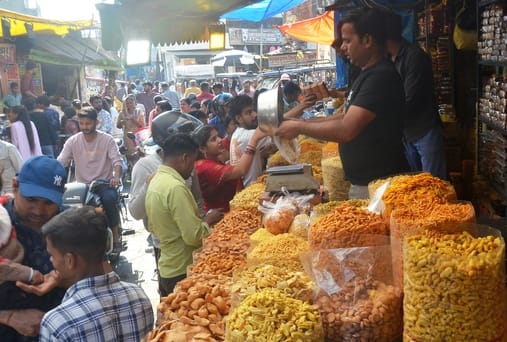 बहादुरगंज बाजार में कचरी-पापड़ की खरीदारी करते लोग। संवाद