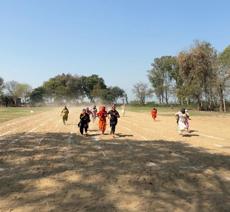 बली कुतुबपुर गांव में महिला एथलेटिक्स के मटका दौड़ में हिस्सा लेती प्रतिभागी। स्रोत : ग्रामीण