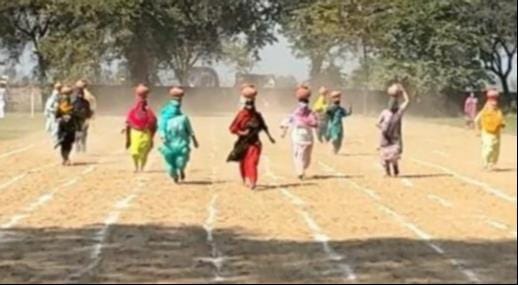 बली कुतुबपुर गांव में महिला एथलेटिक्स के मटका दौड़ में हिस्सा लेती प्रतिभागी। स्रोत : ग्रामीण