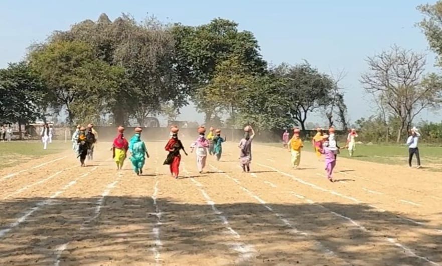 बली कुतुबपुर गांव में महिला एथलेटिक्स के मटका दौड़ में हिस्सा लेती प्रतिभागी। स्रोत : ग्रामीण