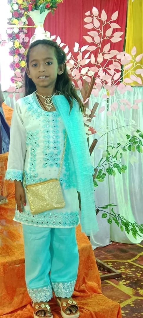 बिलखते परिजन और अंशिका (फाइल फोटो)। बिलखते परिजन और अंशिका (फाइल फोटो)।
