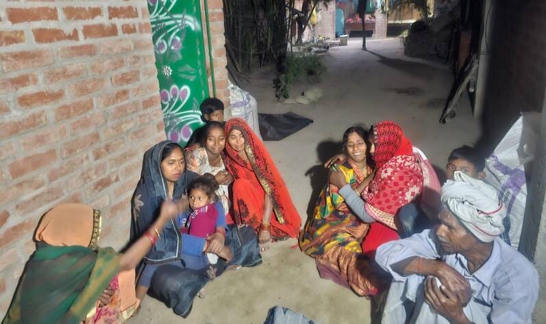 बिलखते परिजन और अंशिका (फाइल फोटो)। बिलखते परिजन और अंशिका (फाइल फोटो)।