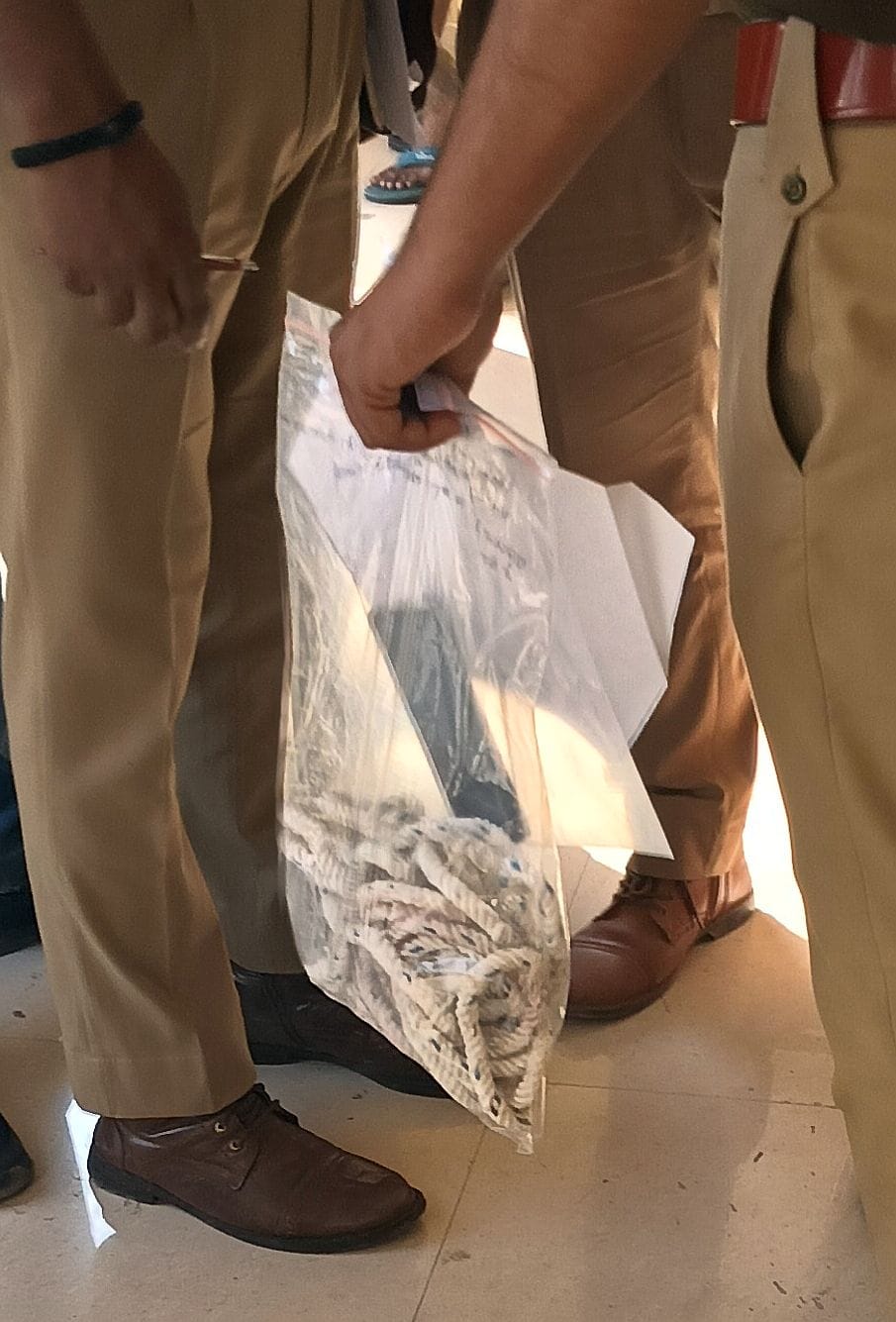 छात्र नवीन कुमार की फाइल फोटो व सूचना पर हॉस्टल पहुंचे परिजन। छात्र नवीन कुमार की फाइल फोटो व सूचना पर हॉस्टल पहुंचे परिजन।