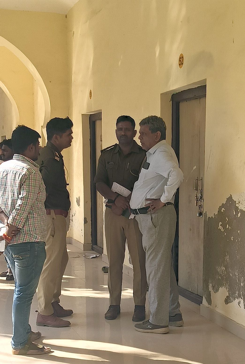 छात्र नवीन कुमार की फाइल फोटो व सूचना पर हॉस्टल पहुंचे परिजन। छात्र नवीन कुमार की फाइल फोटो व सूचना पर हॉस्टल पहुंचे परिजन।