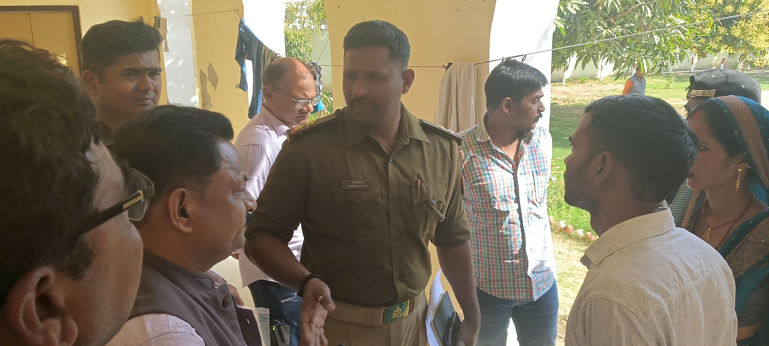 छात्र नवीन कुमार की फाइल फोटो व सूचना पर हॉस्टल पहुंचे परिजन। छात्र नवीन कुमार की फाइल फोटो व सूचना पर हॉस्टल पहुंचे परिजन।