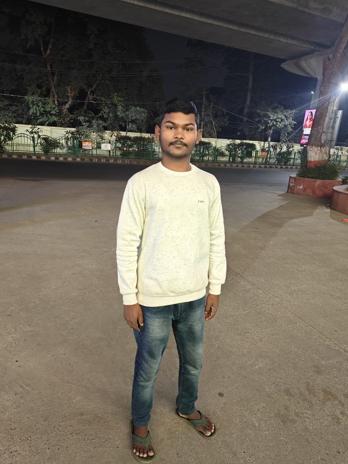 छात्र नवीन कुमार की फाइल फोटो व सूचना पर हॉस्टल पहुंचे परिजन। छात्र नवीन कुमार की फाइल फोटो व सूचना पर हॉस्टल पहुंचे परिजन।