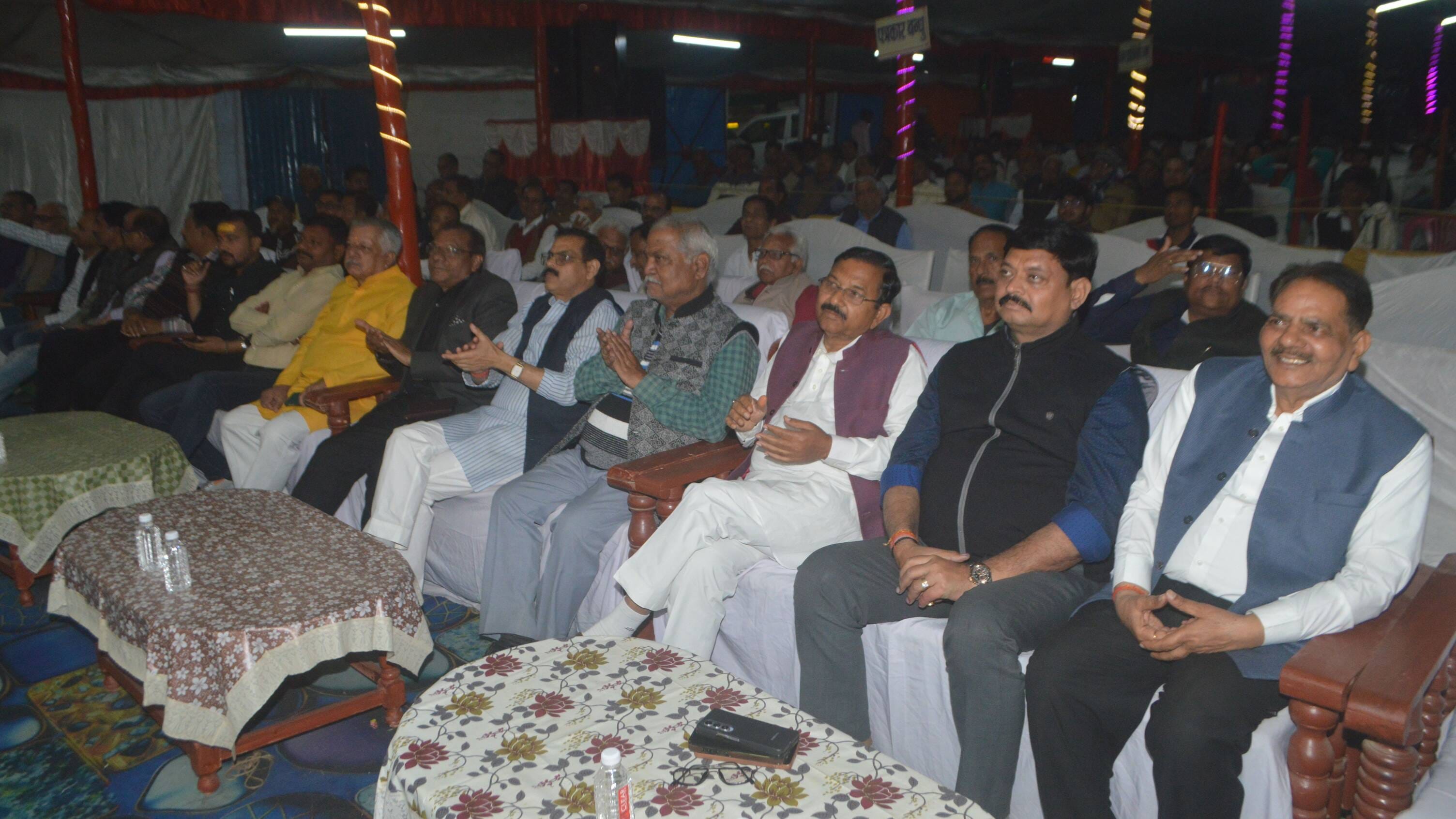 फोटो-01- नुमाइश मेला के कवि सम्मेलन में कविता पाठ करते कवि मानक मुकेश। संवाद