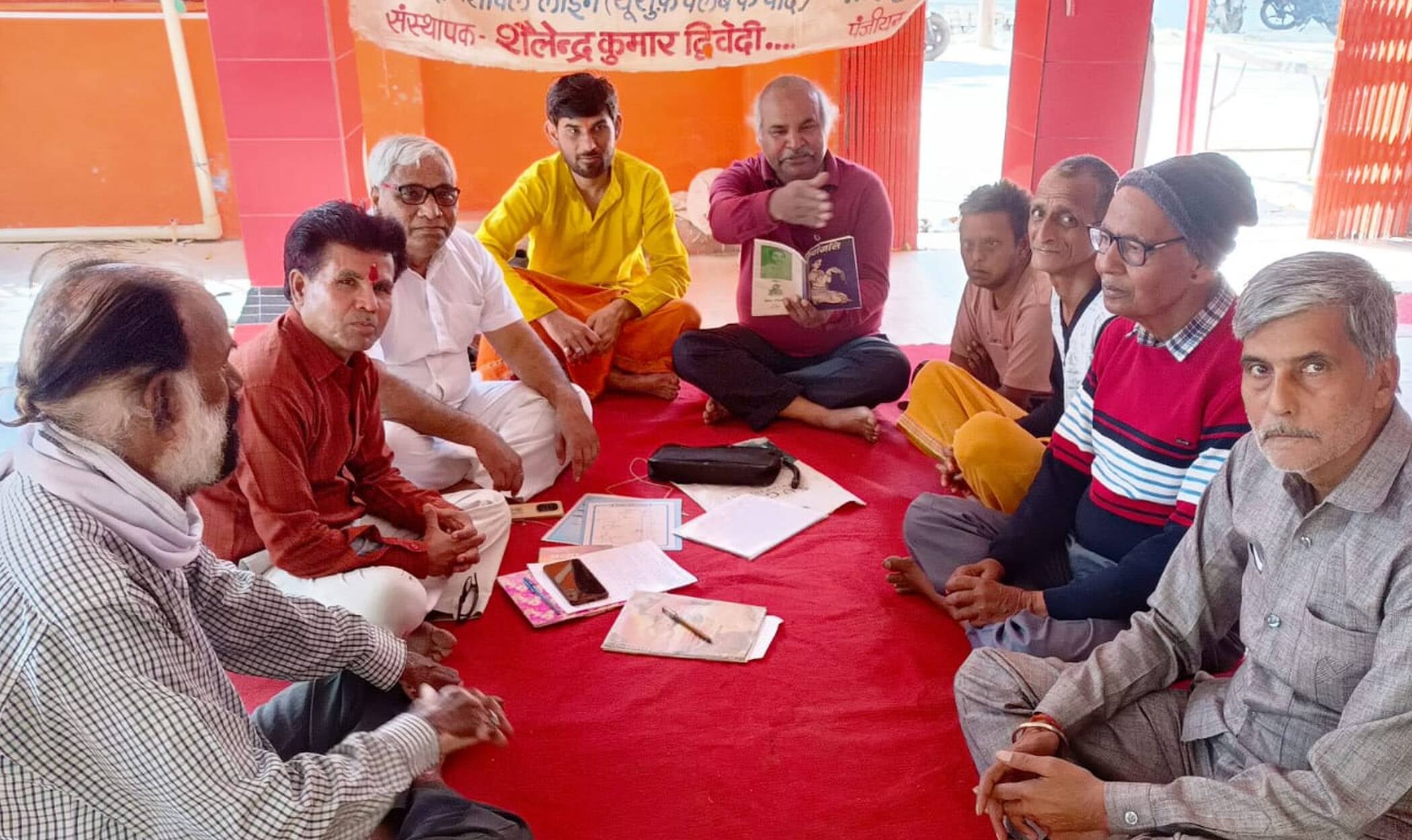 फोटो-10-मुराइटोला हनुमान मंदिर में कविता पाठ करते कवि। स्रोत स्वयं फोटो-10-मुराइटोला हनुमान मंदिर में कविता पाठ करते कवि। स्रोत स्वयं