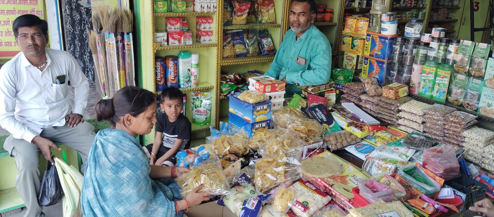 फोटो - 10 दुकान में बिकने को लगी गुझिया। संवाद फोटो - 10 दुकान में बिकने को लगी गुझिया। संवाद