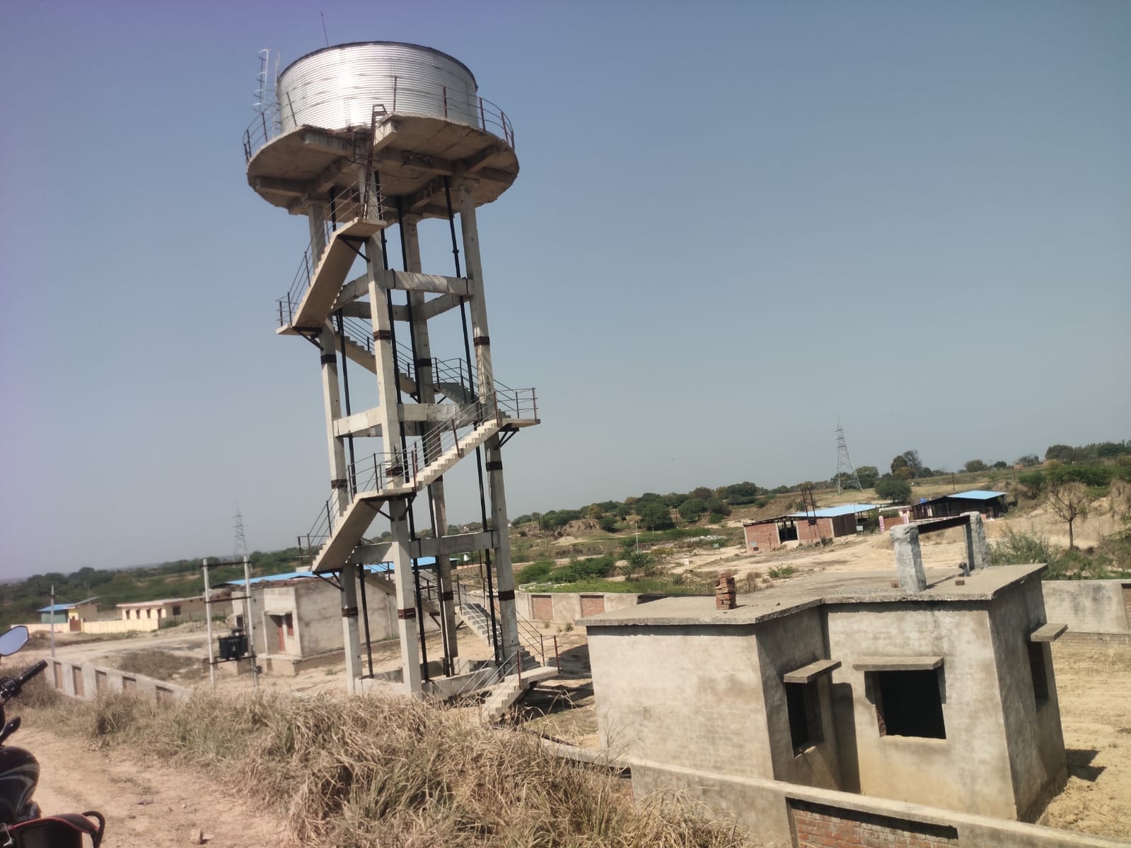 फोटो-11-मींगनी में नमामि गंगे योजना के अधिकारियों के खिलाफ नारेबाजी करते ग्रामीण। संवाद फोटो-11-मींगनी में नमामि गंगे योजना के अधिकारियों के खिलाफ नारेबाजी करते ग्रामीण। संवाद