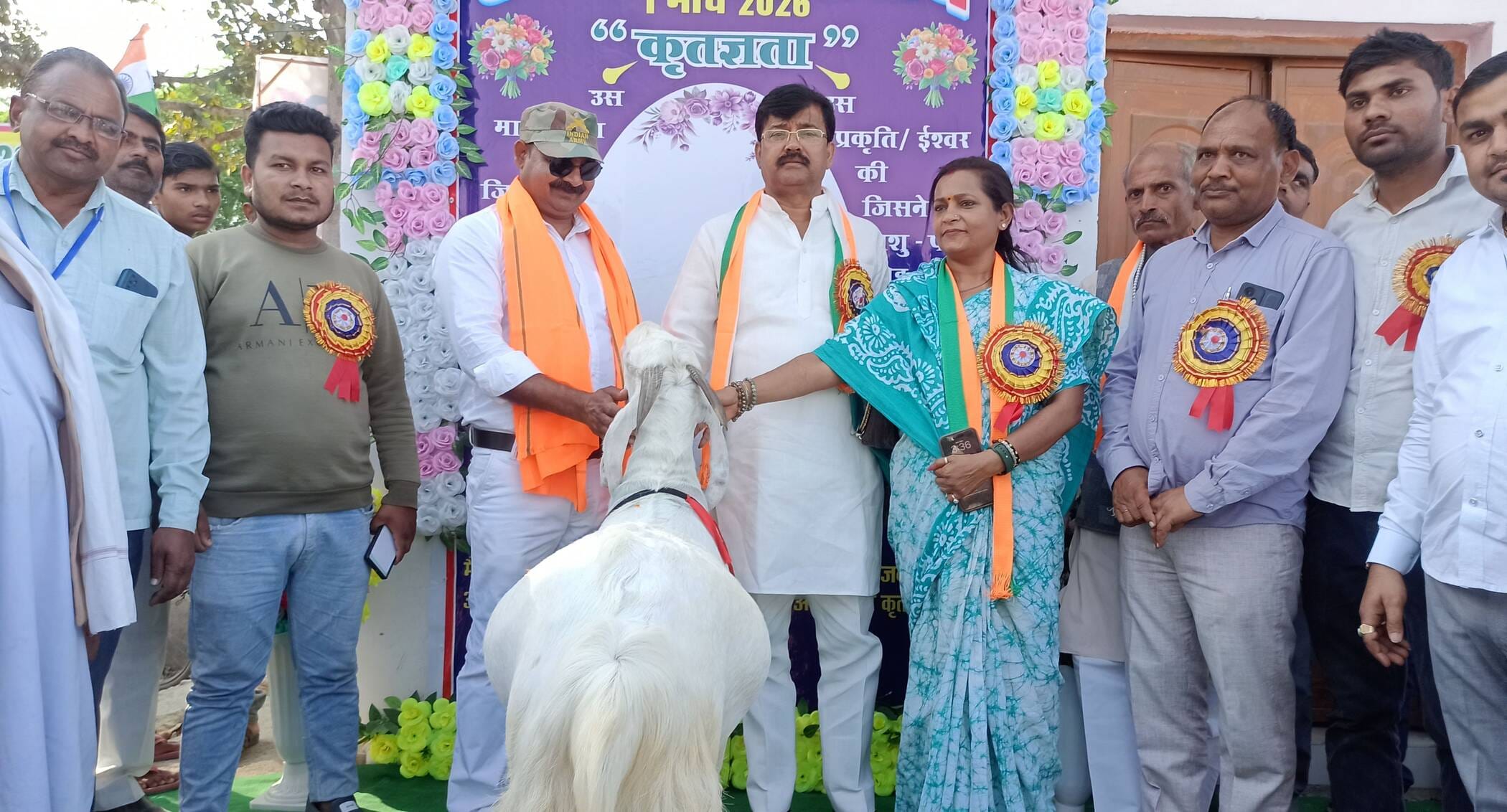 फोटो-12-प्रथम विजेता को सम्मानित करते विधायक व अन्य। संवाद