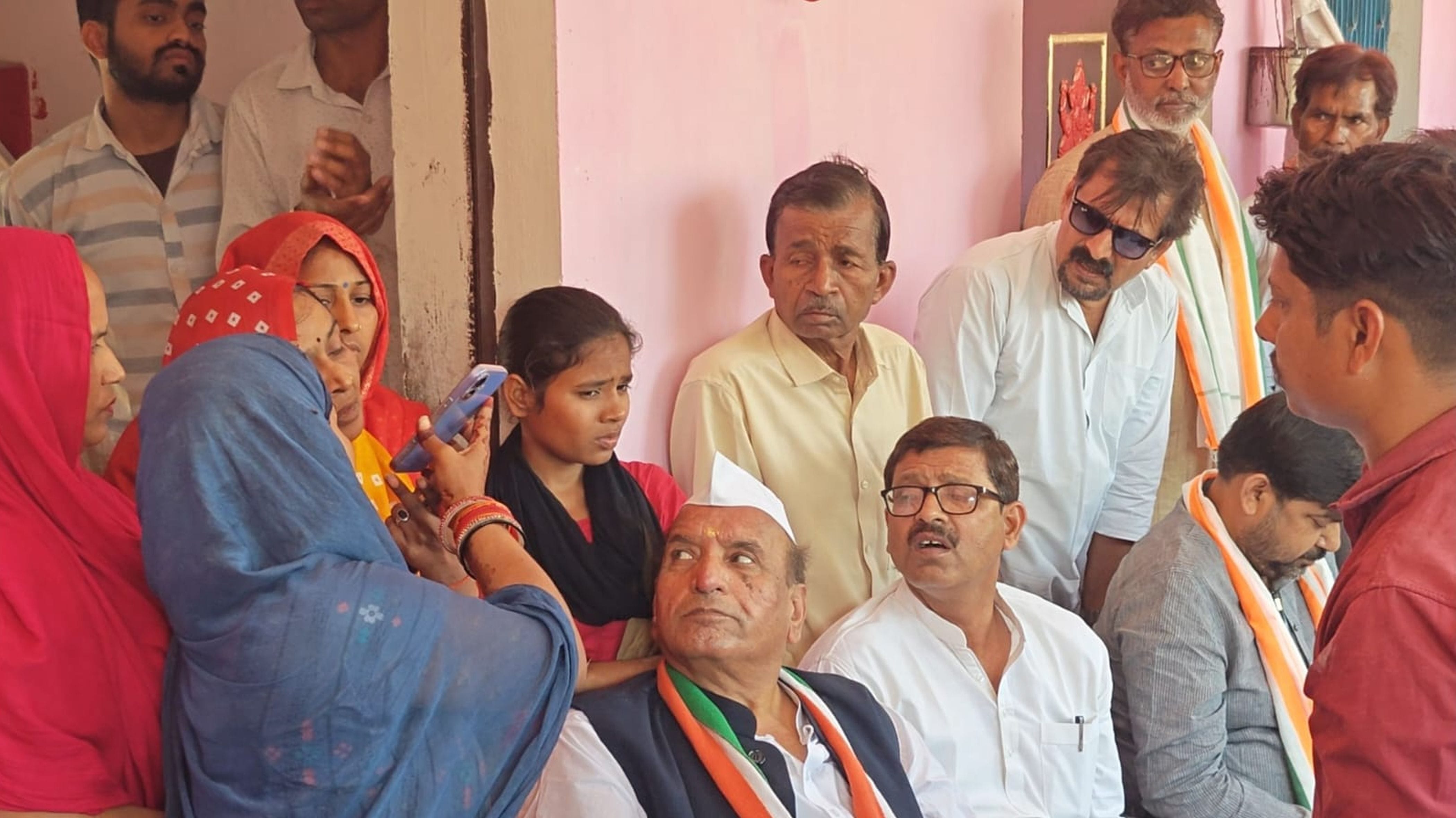 फोटो-13-कांग्रेस प्रदेश अध्यक्ष से फोन पर बात करते शिक्षामित्र के परिजन। संवाद फोटो-13-कांग्रेस प्रदेश अध्यक्ष से फोन पर बात करते शिक्षामित्र के परिजन। संवाद