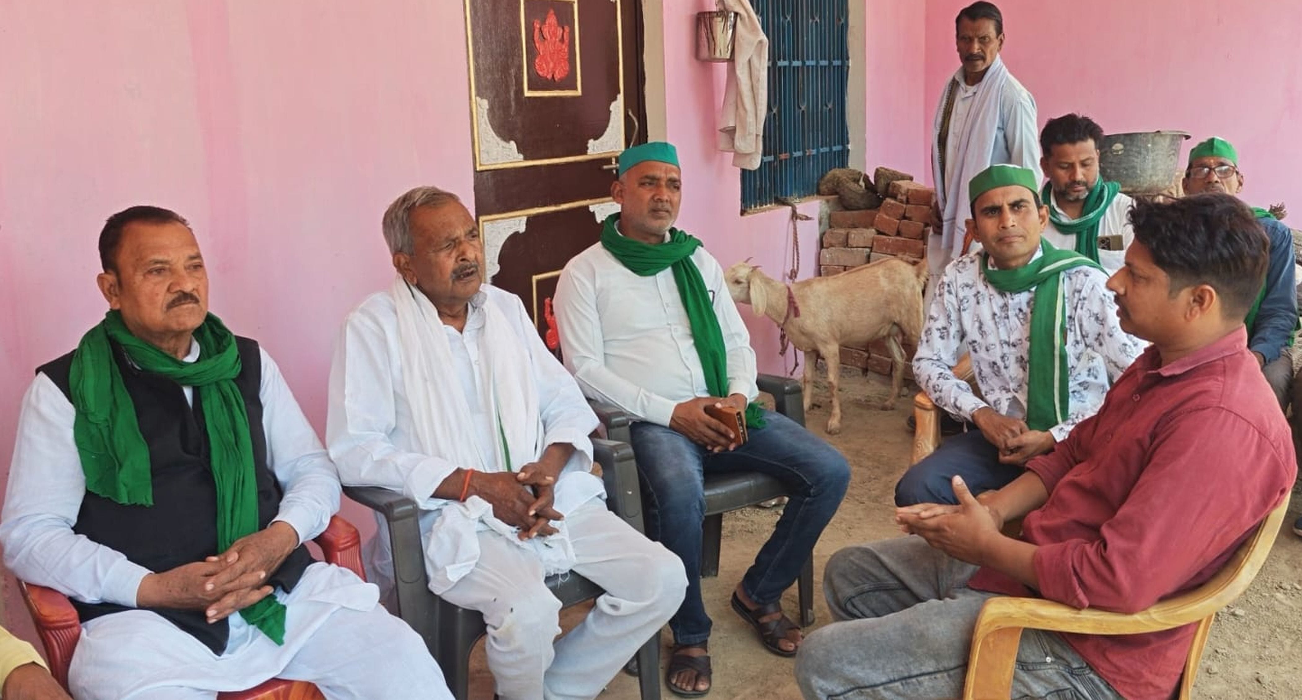 फोटो-13-कांग्रेस प्रदेश अध्यक्ष से फोन पर बात करते शिक्षामित्र के परिजन। संवाद फोटो-13-कांग्रेस प्रदेश अध्यक्ष से फोन पर बात करते शिक्षामित्र के परिजन। संवाद