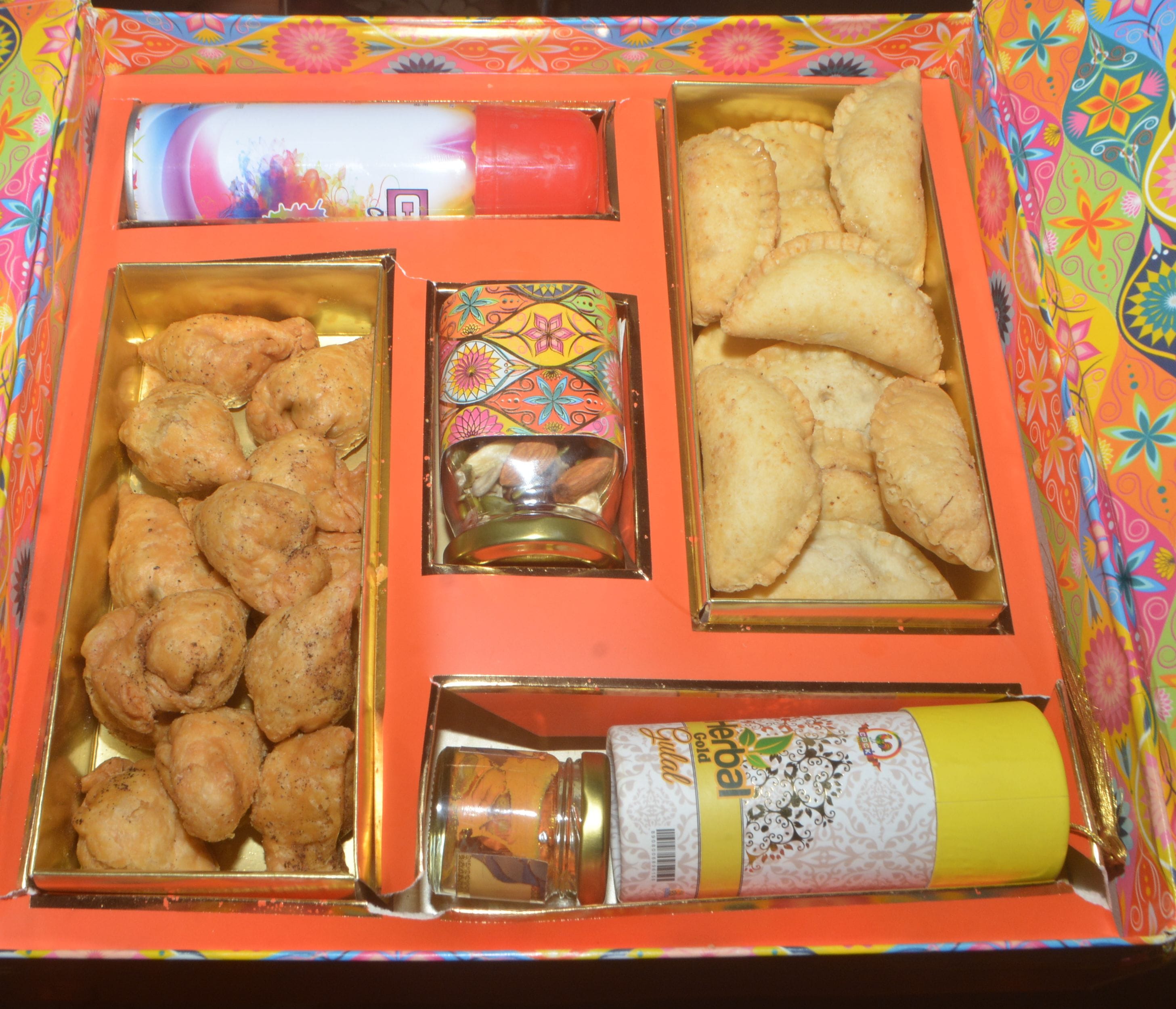 फोटो-13- नमकीन की खरीदारी करते लोग। संवाद