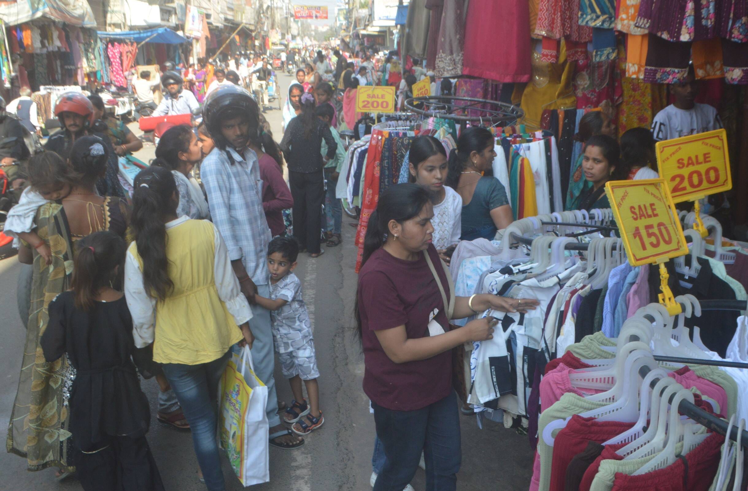 फोटो-13- नमकीन की खरीदारी करते लोग। संवाद
