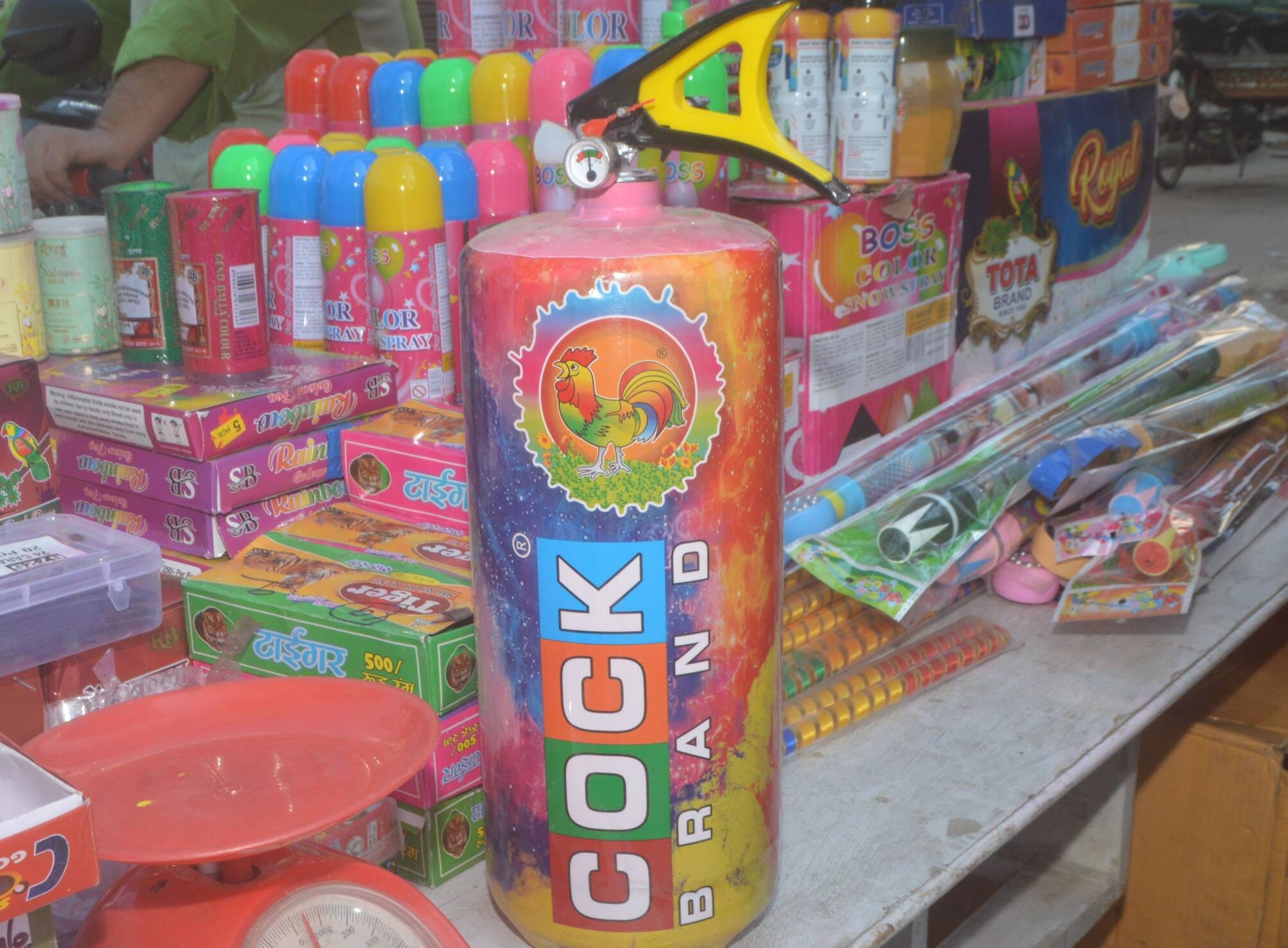 फोटो-13- नमकीन की खरीदारी करते लोग। संवाद