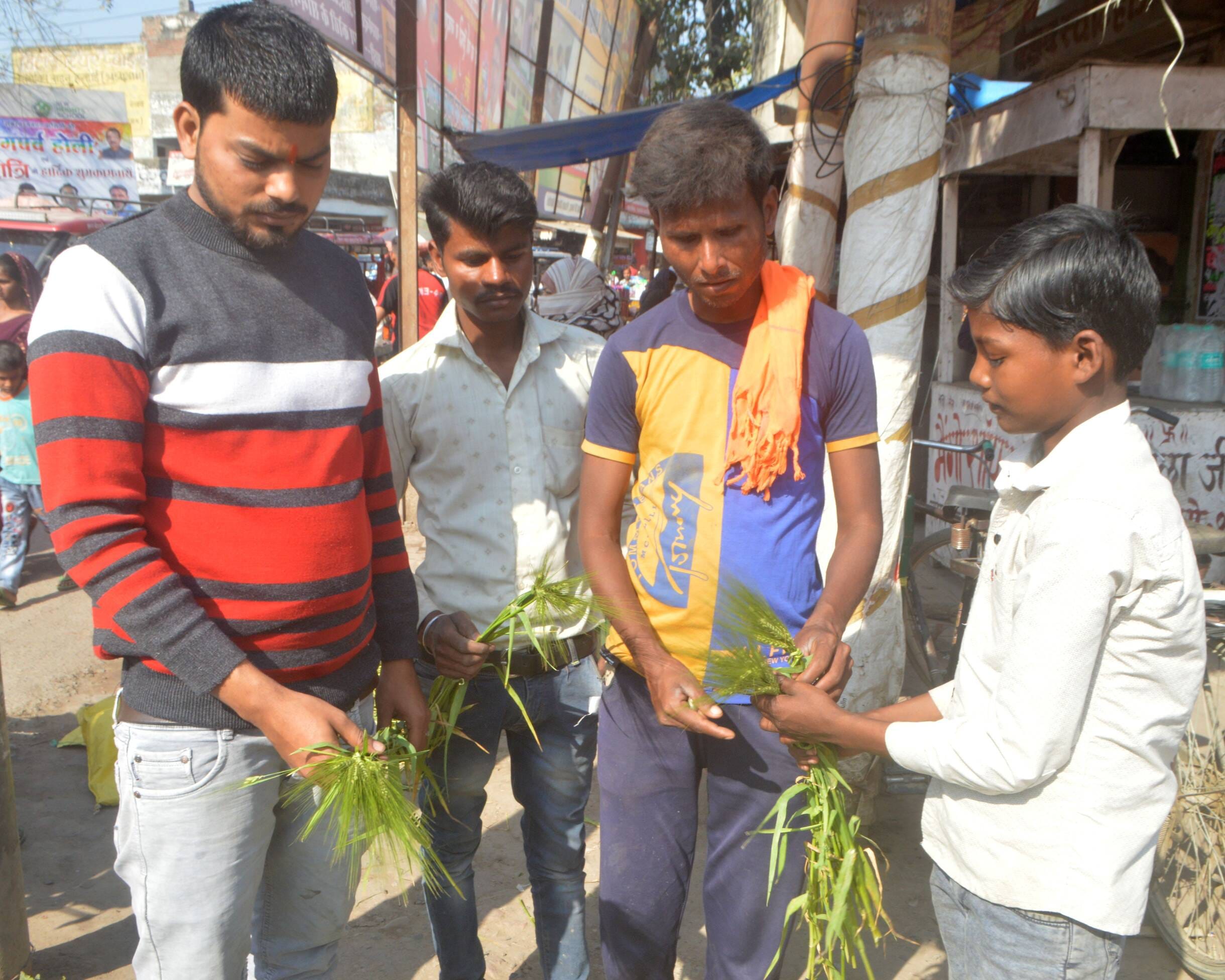 फोटो-13- नमकीन की खरीदारी करते लोग। संवाद