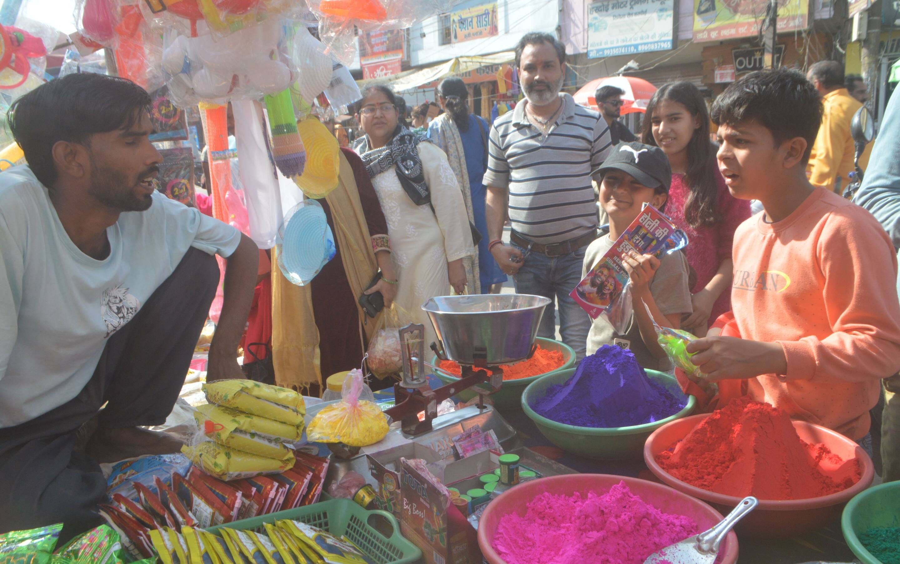 फोटो-13- नमकीन की खरीदारी करते लोग। संवाद