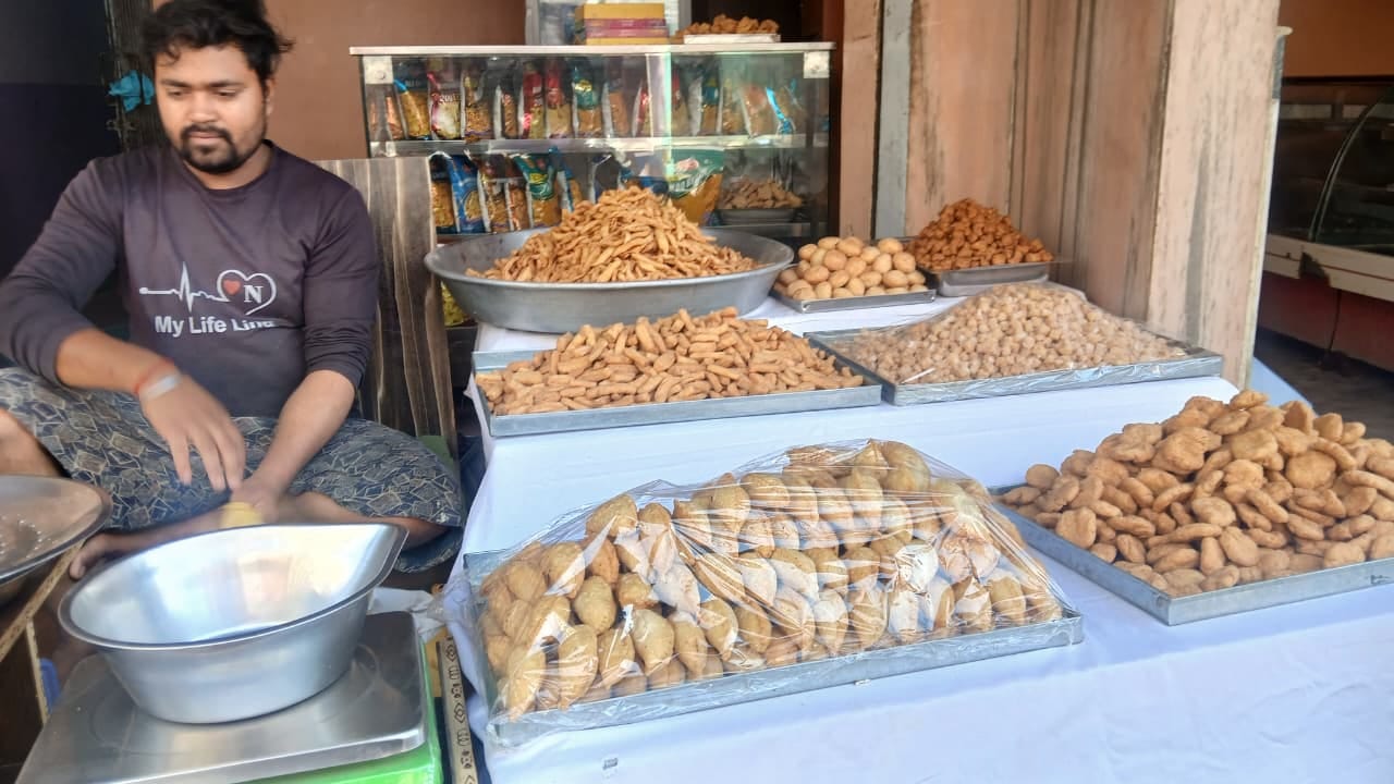 फोटो 14 लेनगंज स्थित दुकान से पिचकारियों की खरीदारी करते ग्राहक। संवाद