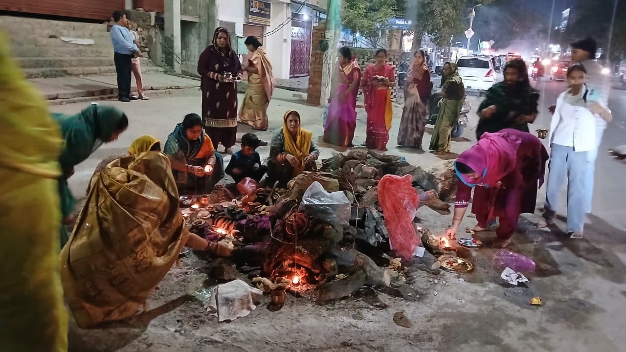 फोटो 14 लेनगंज स्थित दुकान से पिचकारियों की खरीदारी करते ग्राहक। संवाद