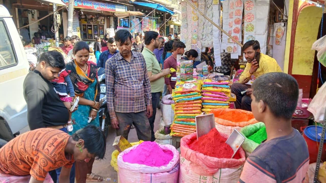 फोटो 14 लेनगंज स्थित दुकान से पिचकारियों की खरीदारी करते ग्राहक। संवाद