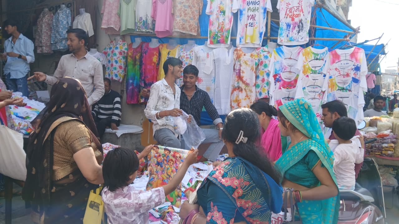 फोटो 14 लेनगंज स्थित दुकान से पिचकारियों की खरीदारी करते ग्राहक। संवाद