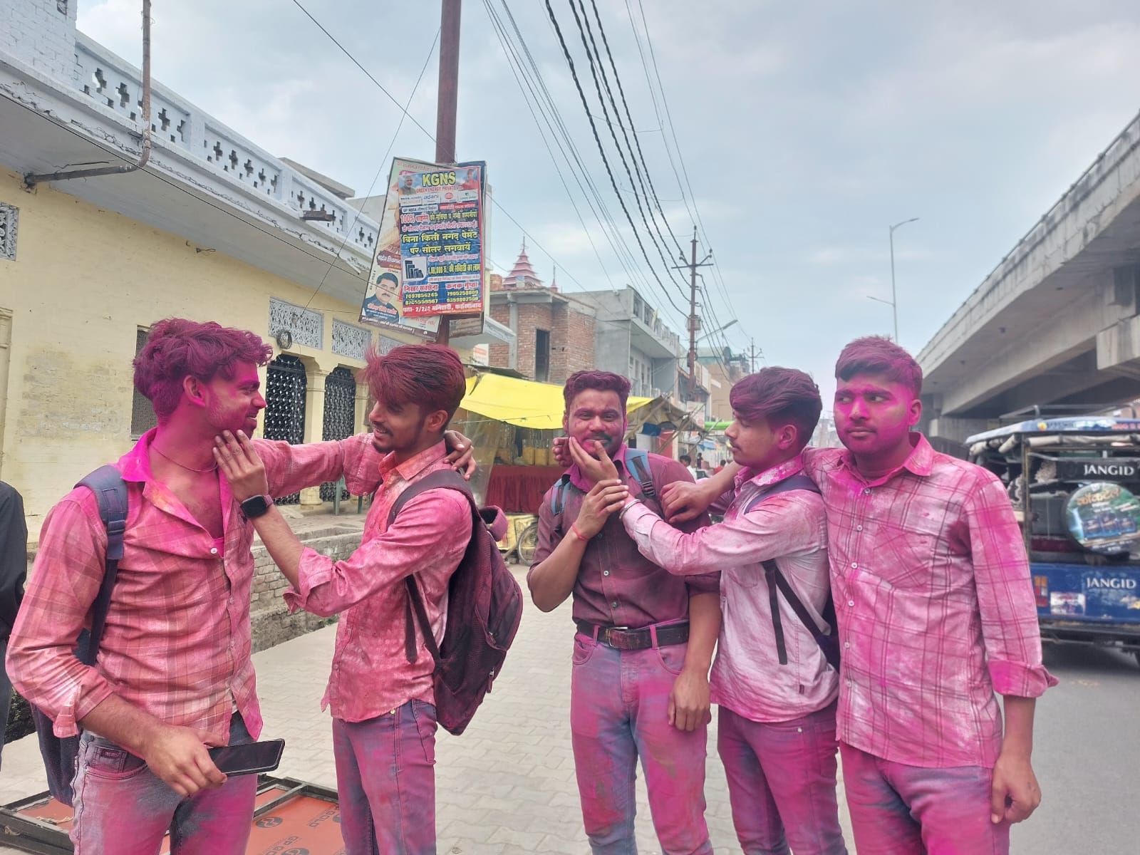 फोटो-27 फतेहगढ़ के एमआई तिराहे पर रखी होली। संवाद फोटो-27 फतेहगढ़ के एमआई तिराहे पर रखी होली। संवाद