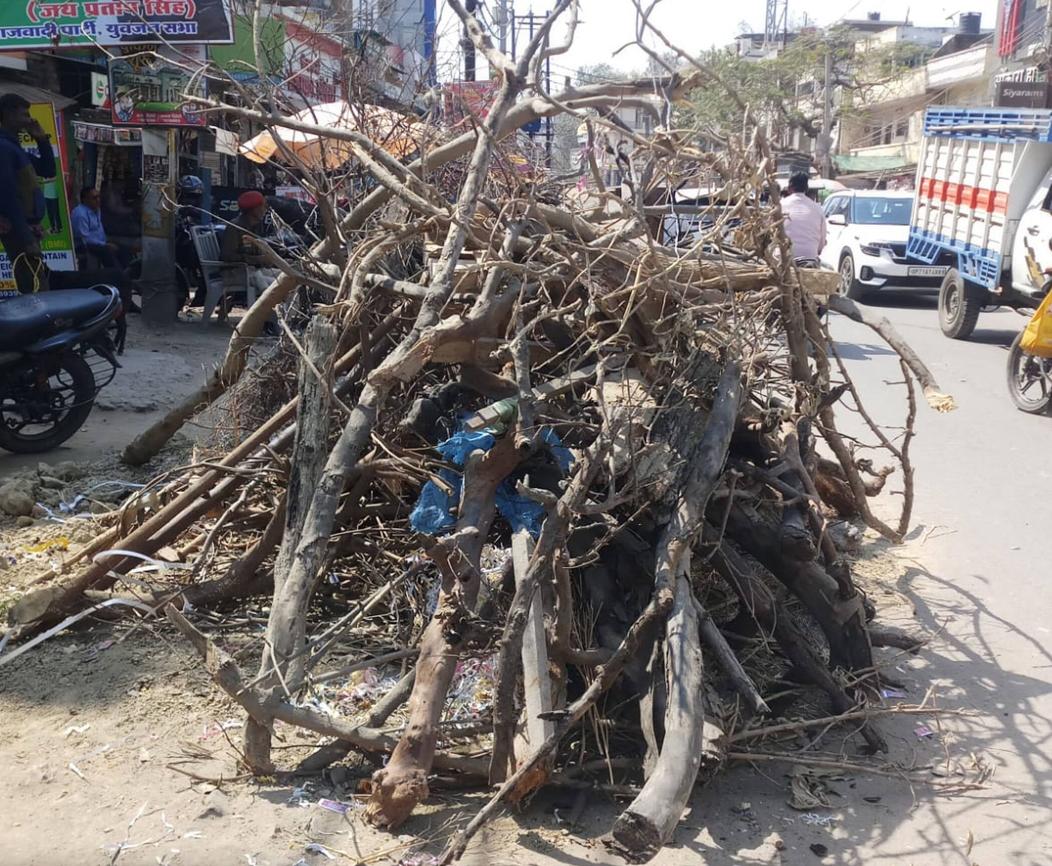 फोटो-30-सिविल लाईन में सजी होलिका। संवाद फोटो-30-सिविल लाईन में सजी होलिका। संवाद