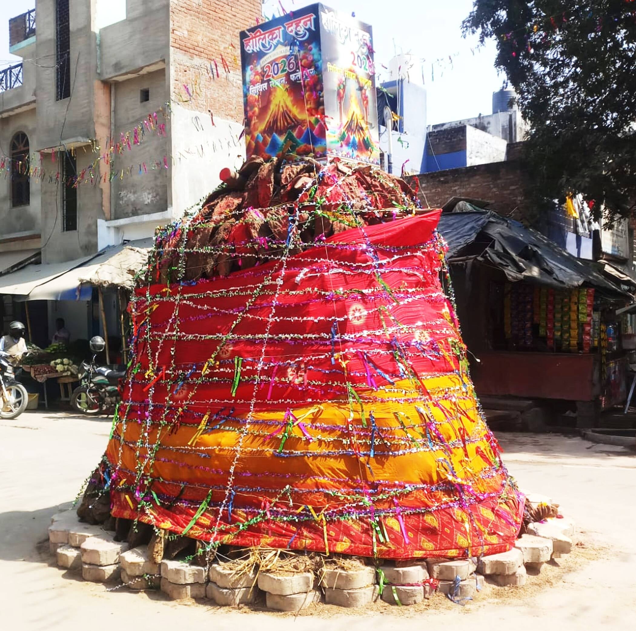 फोटो-30-सिविल लाईन में सजी होलिका। संवाद फोटो-30-सिविल लाईन में सजी होलिका। संवाद