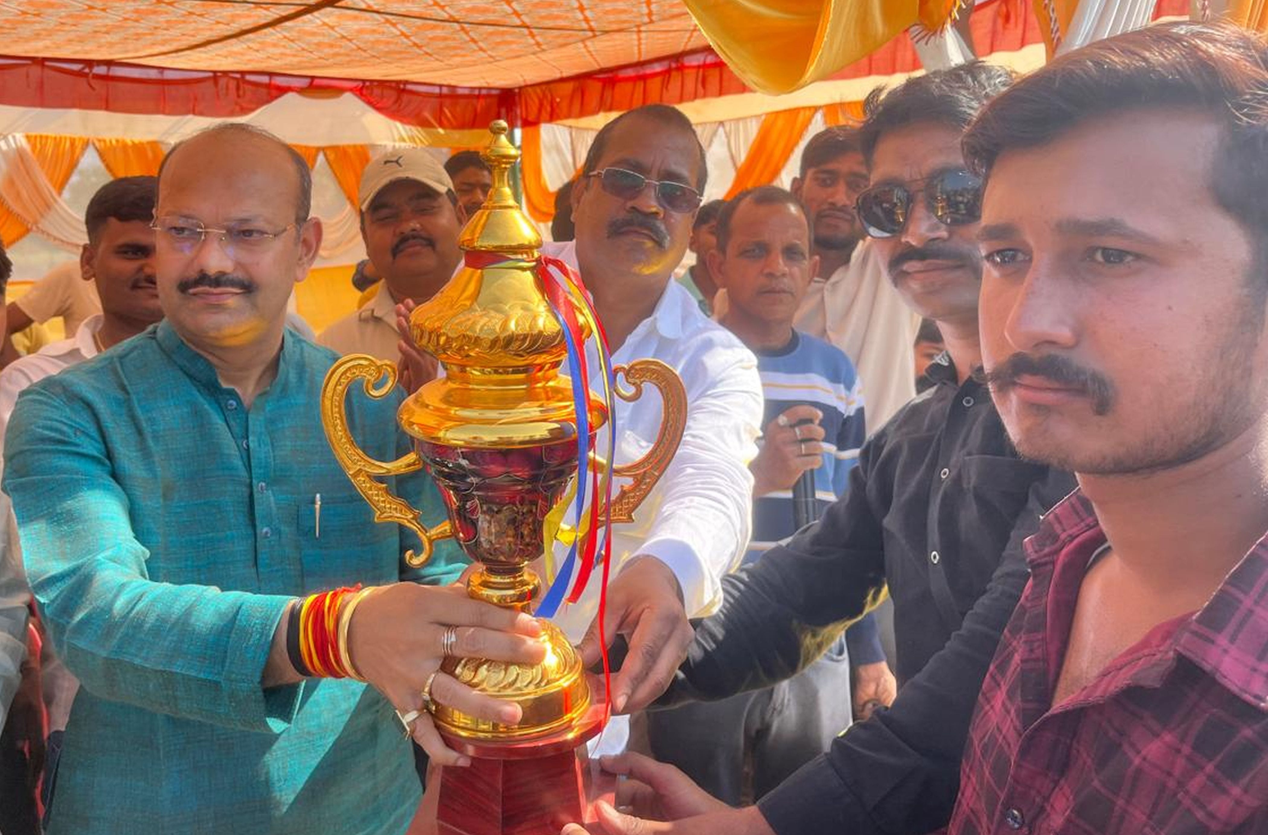 फोटो-43-विजेता टीम को शील्ड प्रदान करते ग्राम प्रधान। संवाद फोटो-43-विजेता टीम को शील्ड प्रदान करते ग्राम प्रधान। संवाद