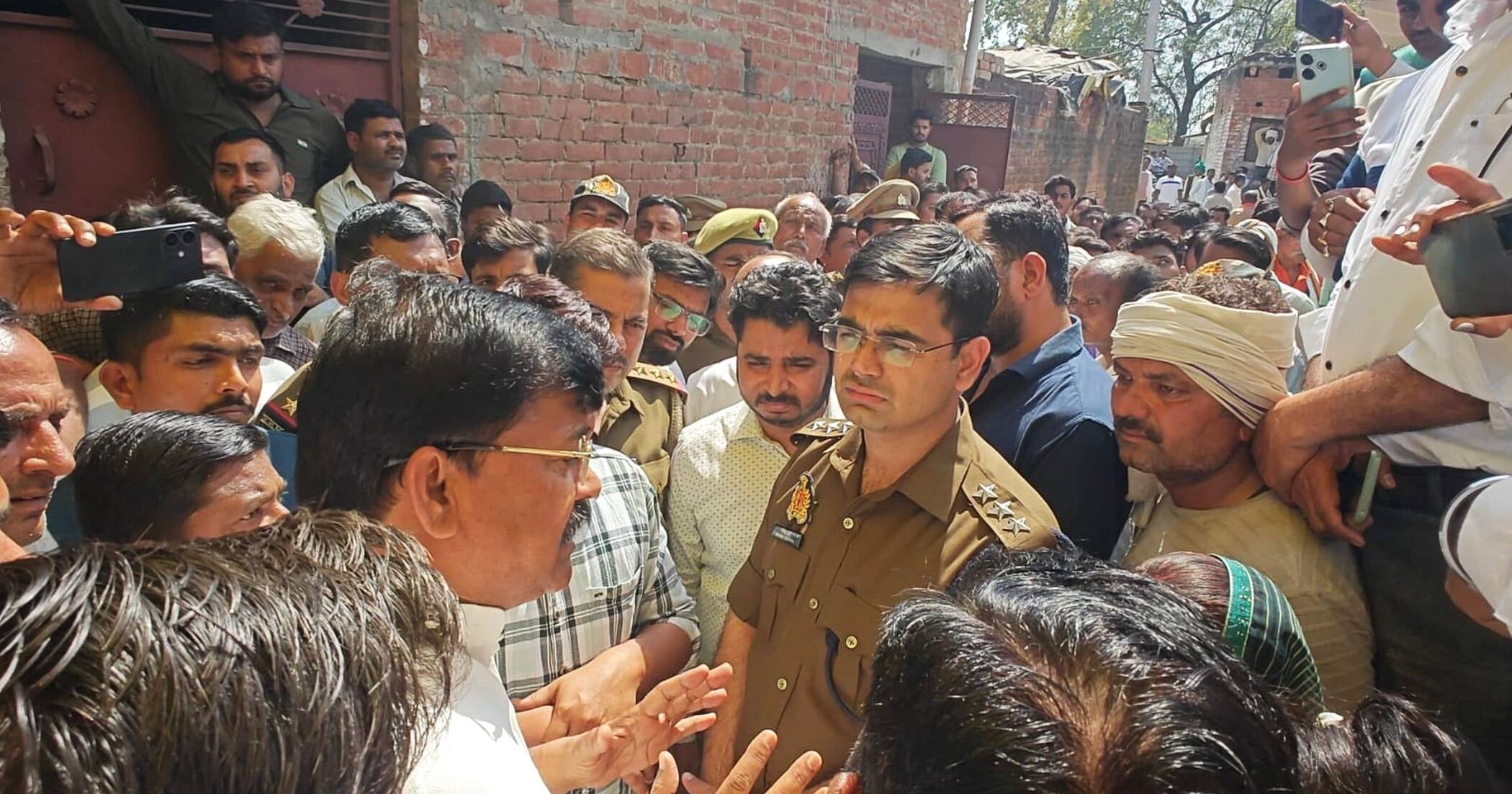 फोटो-45-परिजनों को समझाते विधायक और सीओ। संवाद फोटो-45-परिजनों को समझाते विधायक और सीओ। संवाद