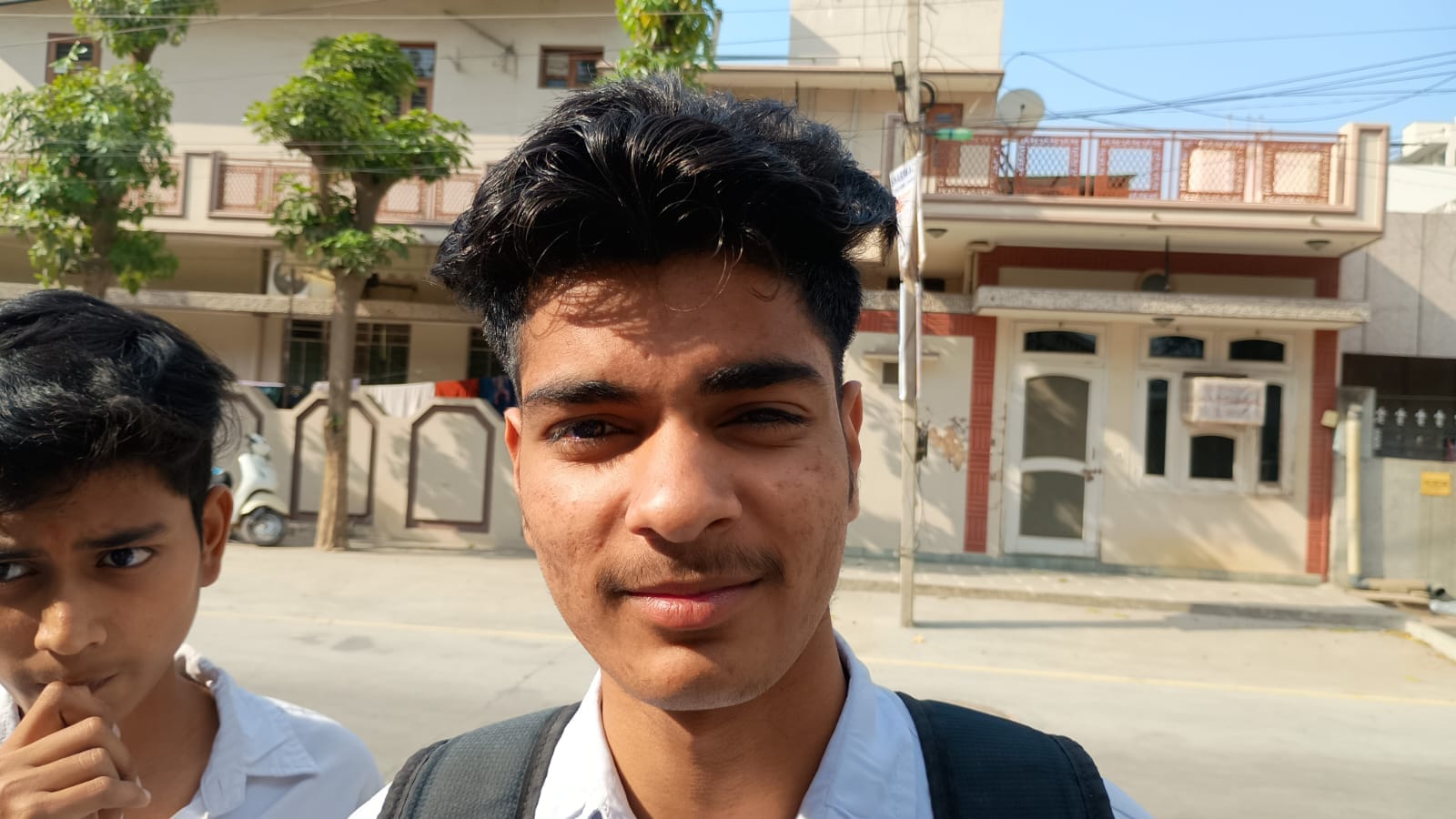 फोटो: परीक्षा देने के बाद प्रश्नपत्र पर चर्चा करते सहपाठी विद्यार्थी। संवाद