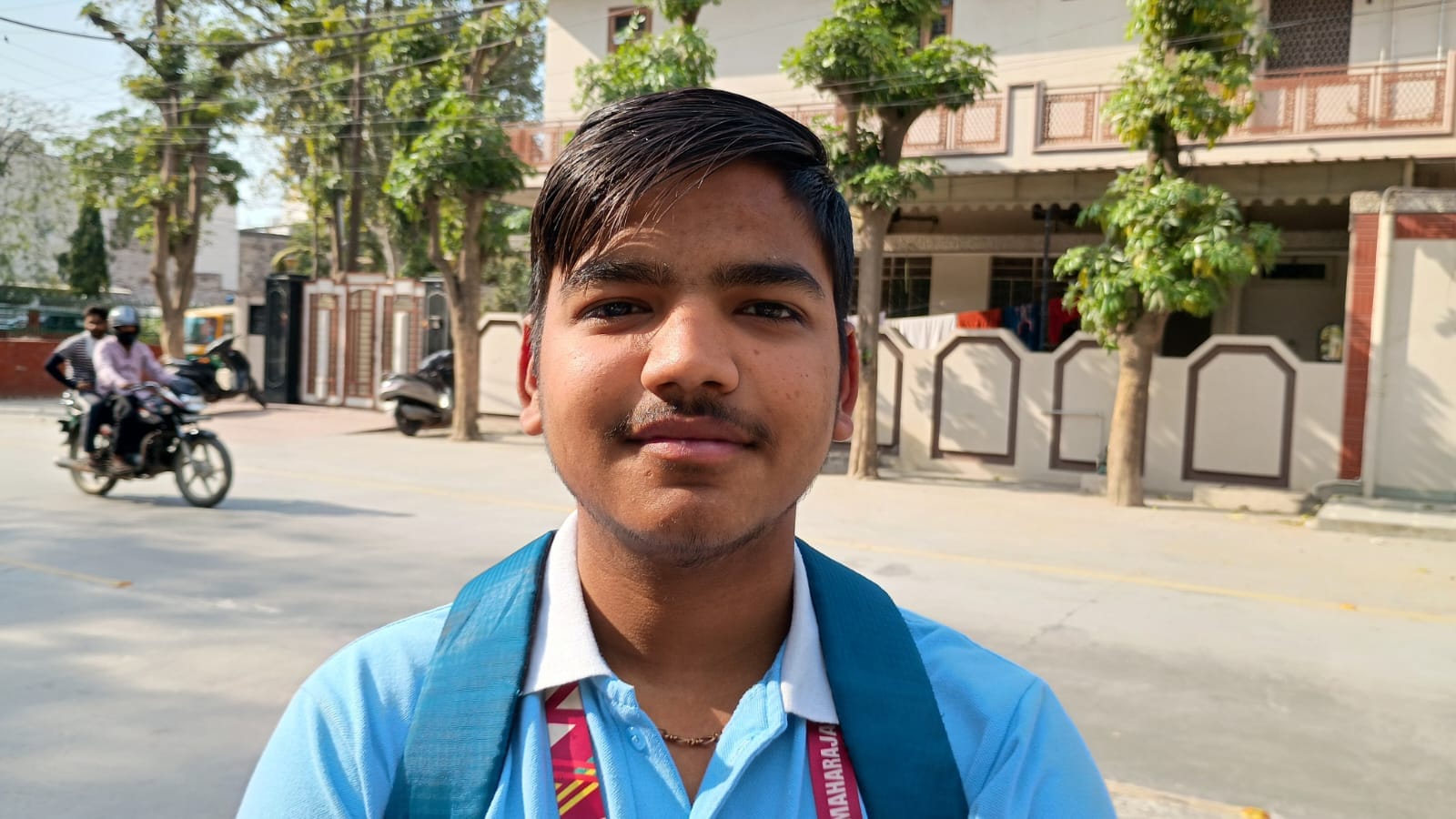 फोटो: परीक्षा देने के बाद प्रश्नपत्र पर चर्चा करते सहपाठी विद्यार्थी। संवाद