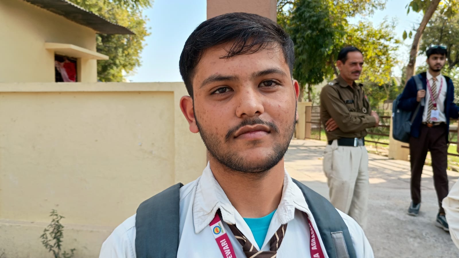 फोटो: परीक्षा देने के बाद प्रश्नपत्र पर चर्चा करते सहपाठी विद्यार्थी। संवाद