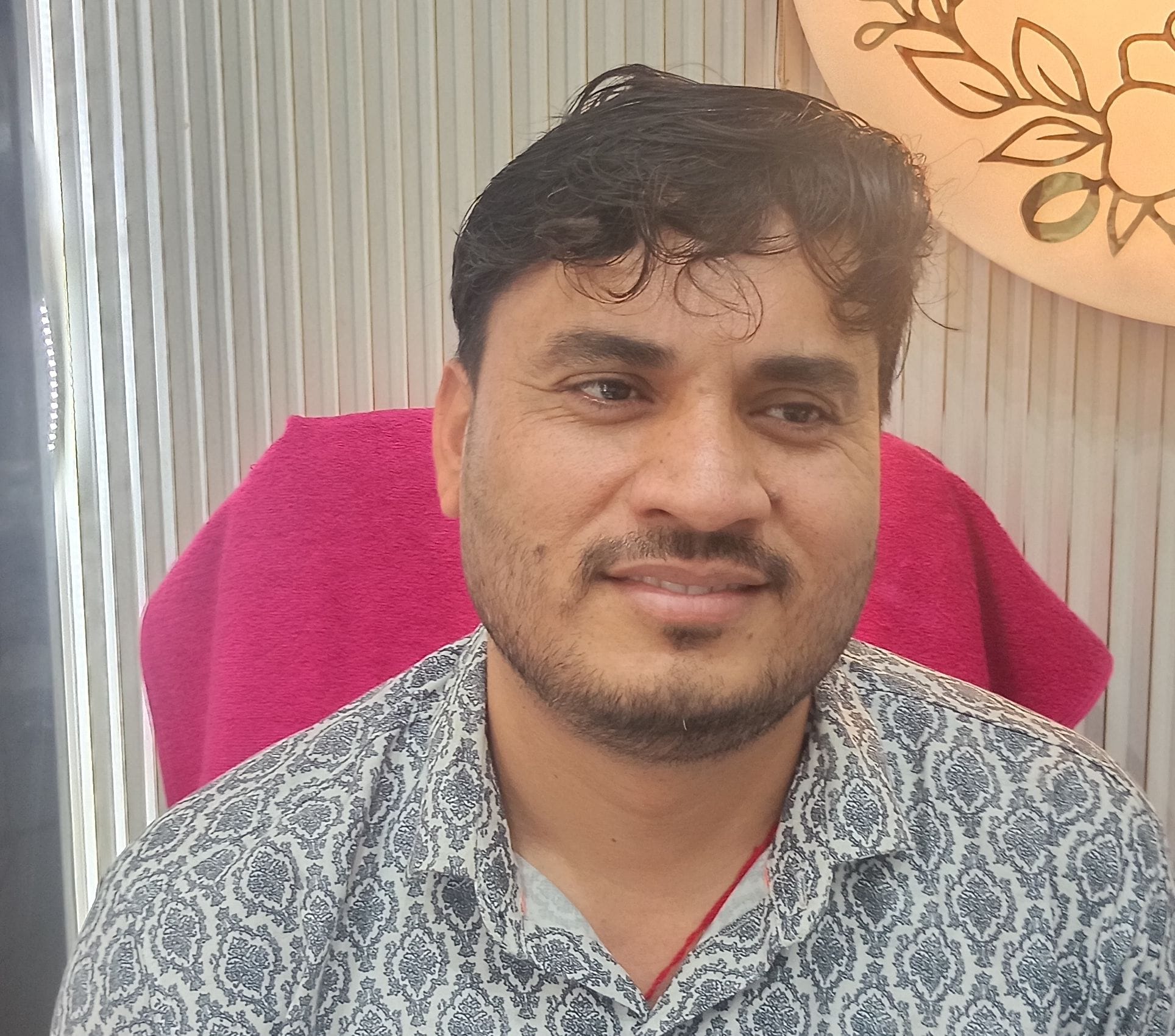 फोटो संख्या:55- सिनेमा रोड पर कपड़े देखते लोग---संवाद फोटो संख्या:55- सिनेमा रोड पर कपड़े देखते लोग---संवाद