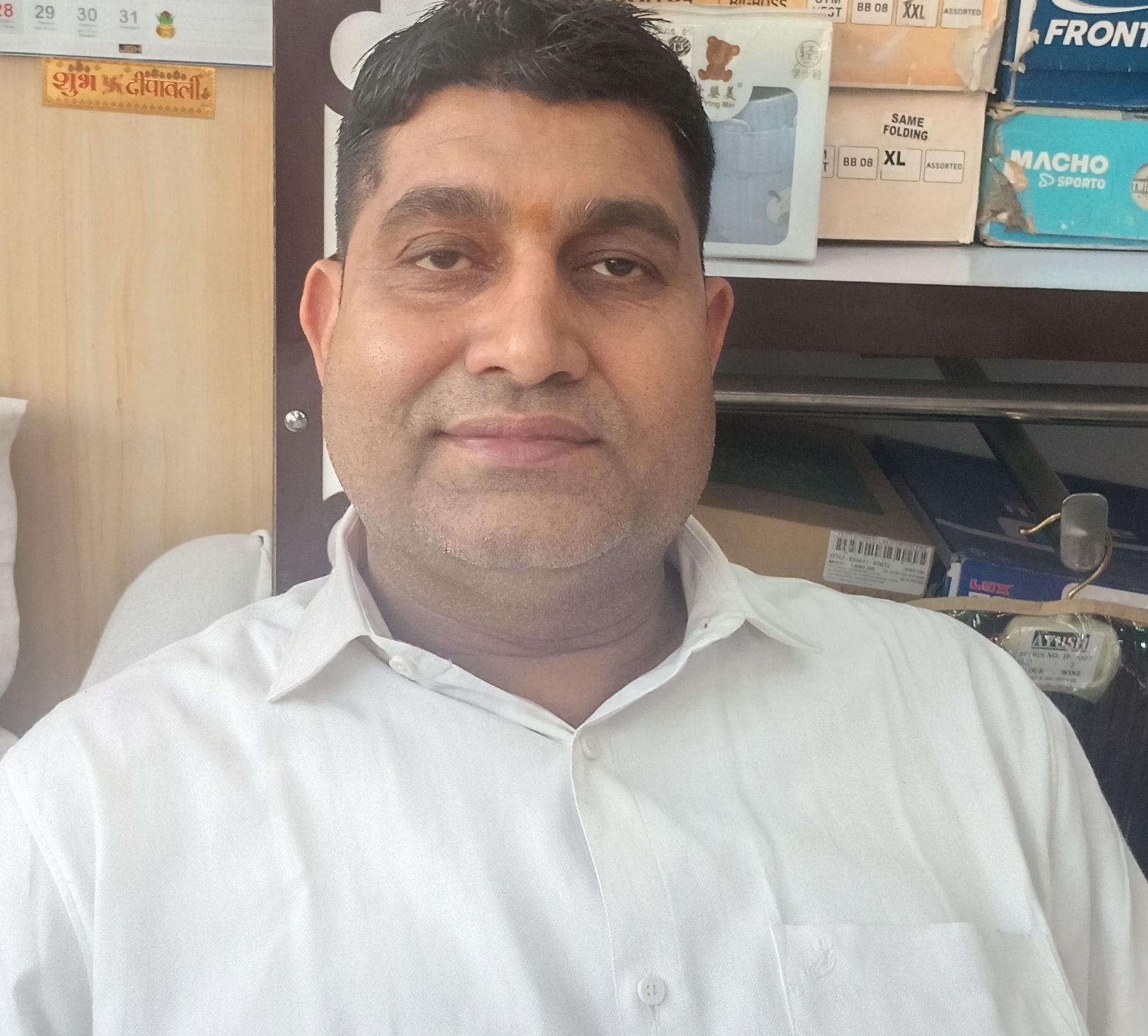 फोटो संख्या:55- सिनेमा रोड पर कपड़े देखते लोग---संवाद फोटो संख्या:55- सिनेमा रोड पर कपड़े देखते लोग---संवाद