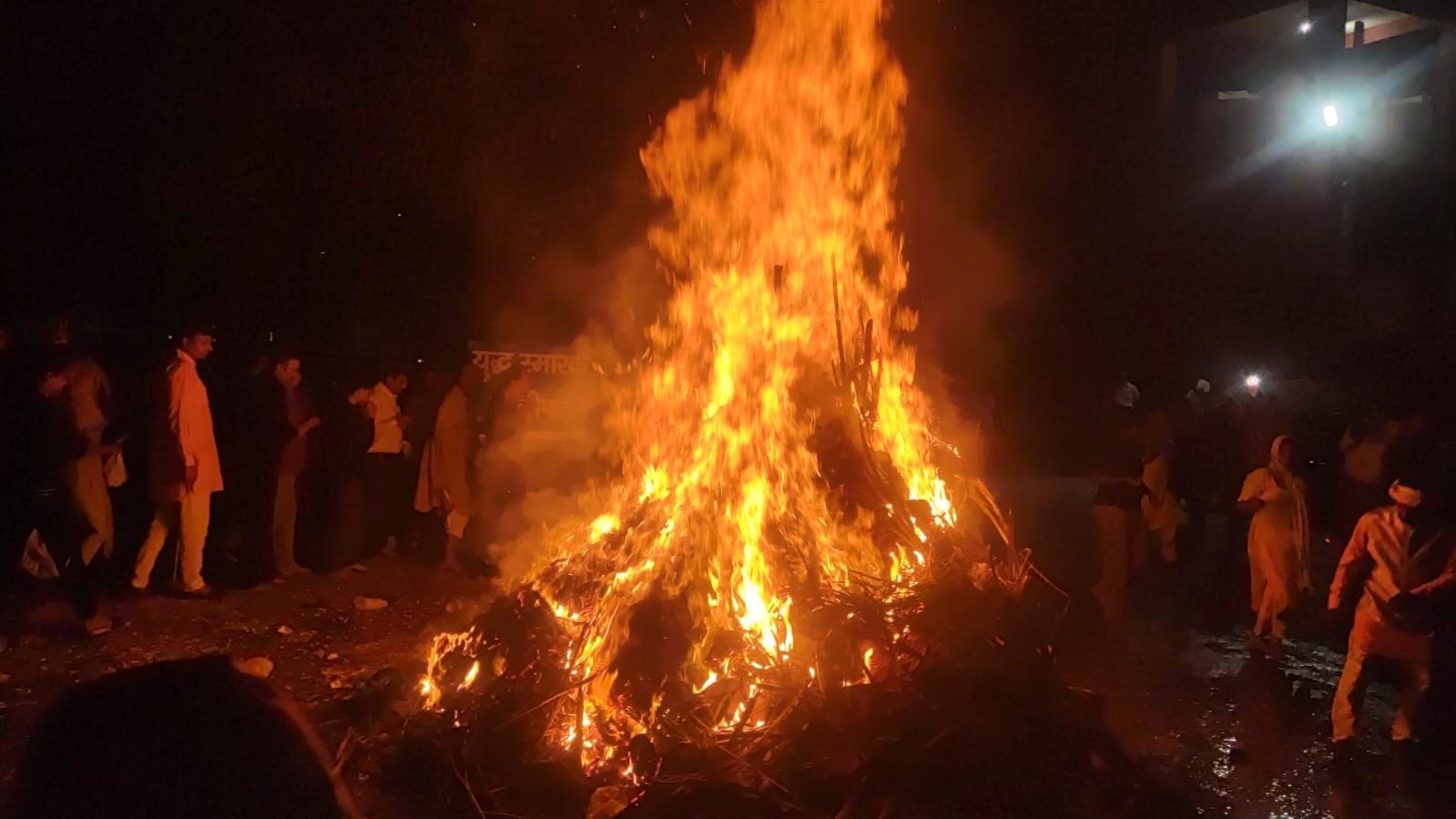 फोटो : सोनीपत में गोहाना रोड पर होलिका पूजन करती महिलाएं। संवाद फोटो : सोनीपत में गोहाना रोड पर होलिका पूजन करती महिलाएं। संवाद