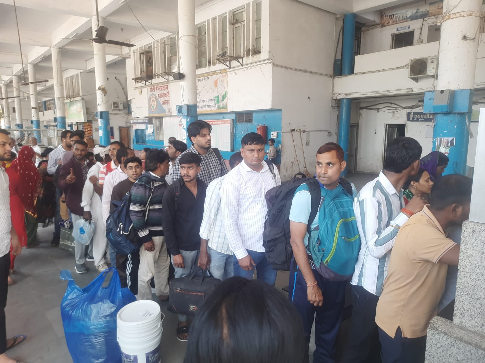 फोटो : सोनीपत रेलवे स्टेशन पर दिल्ली की ओर जाने वाली ट्रेन में सवार होते यात्री। संवाद फोटो : सोनीपत रेलवे स्टेशन पर दिल्ली की ओर जाने वाली ट्रेन में सवार होते यात्री। संवाद