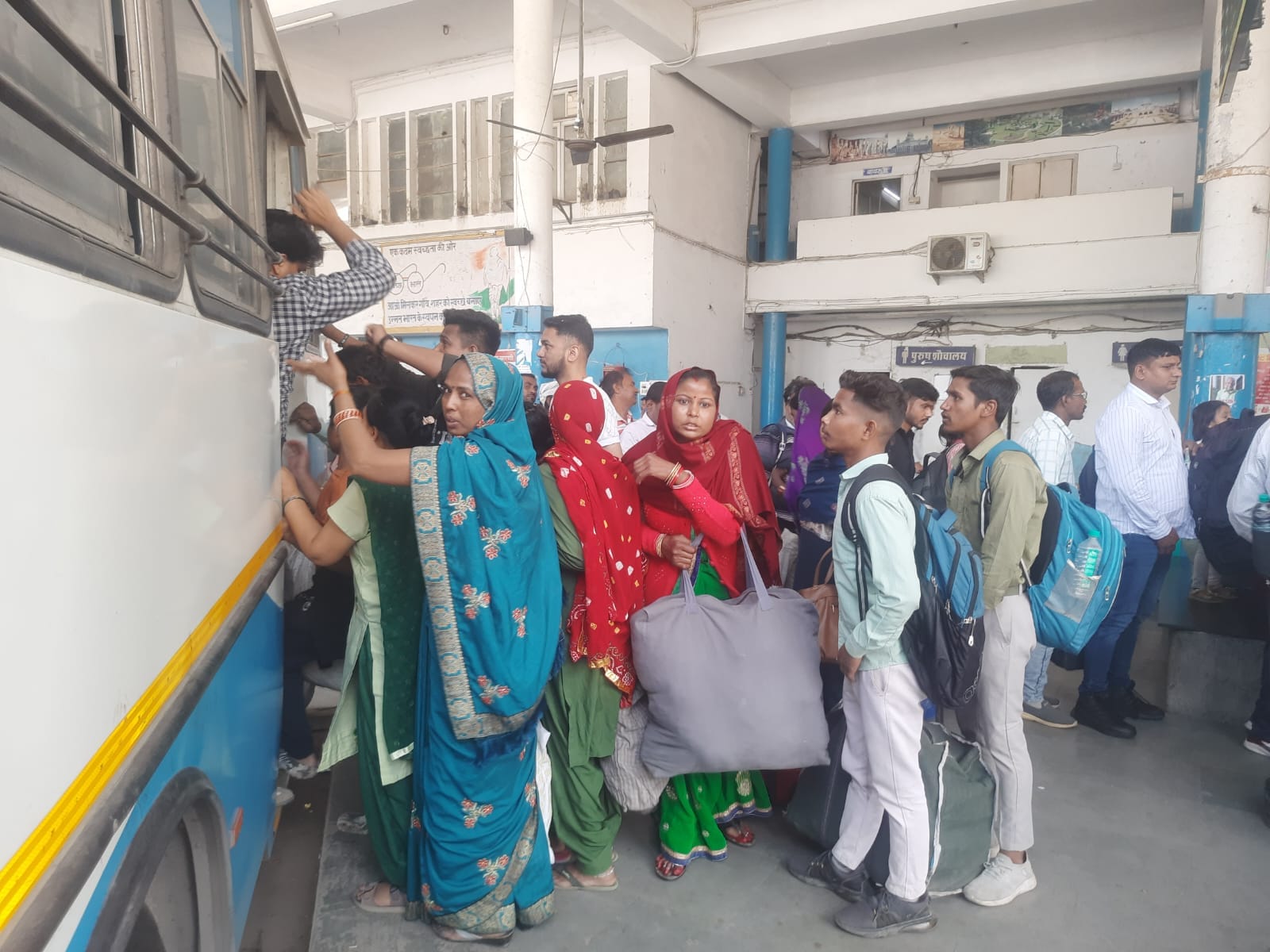फोटो : सोनीपत रेलवे स्टेशन पर दिल्ली की ओर जाने वाली ट्रेन में सवार होते यात्री। संवाद फोटो : सोनीपत रेलवे स्टेशन पर दिल्ली की ओर जाने वाली ट्रेन में सवार होते यात्री। संवाद